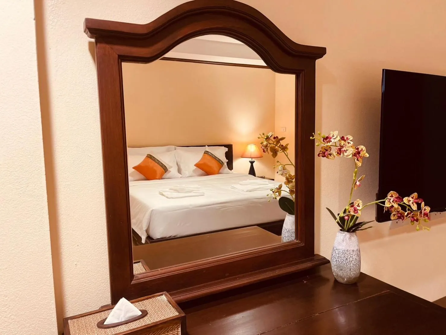 Photo of the whole room, Bed in Na Thapae Chiangmai Hotel