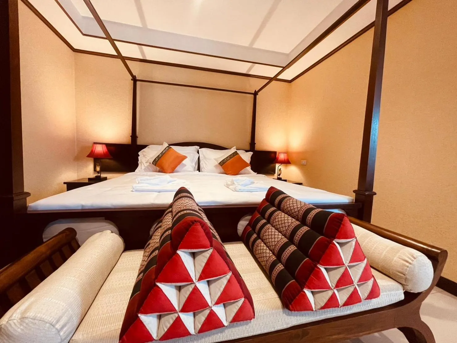 Bed in Na Thapae Chiangmai Hotel