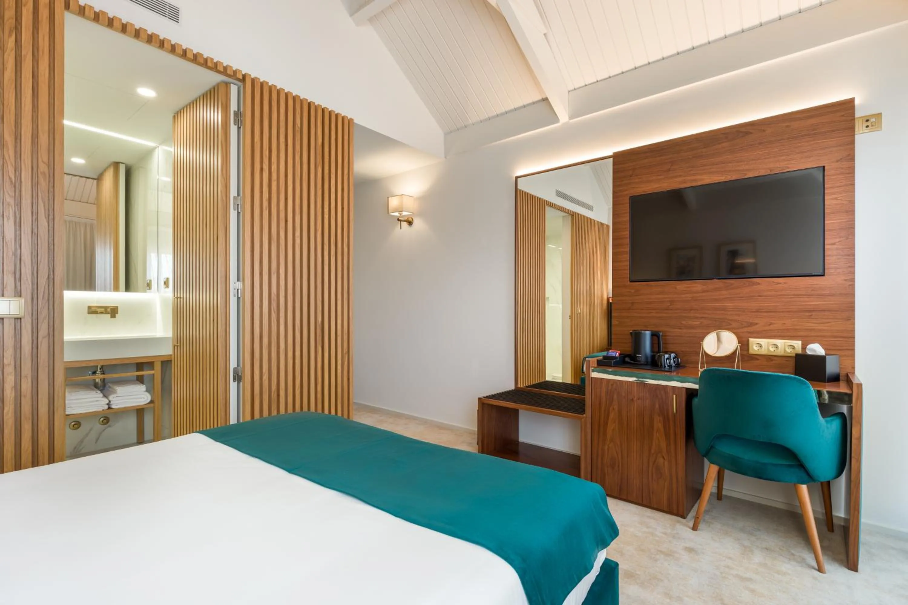 TV and multimedia, Bed in Ribeira Douro Hotel