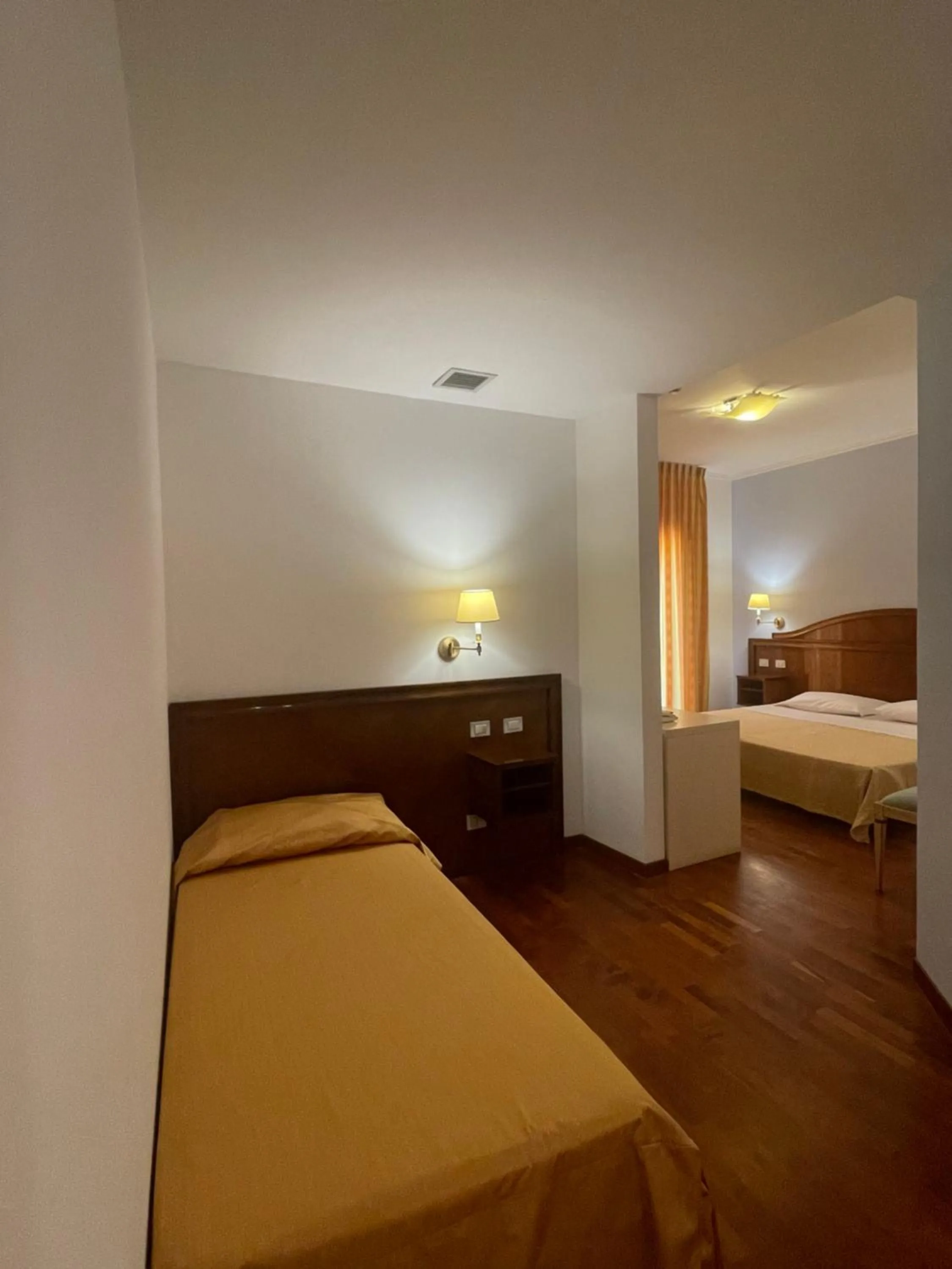 Bedroom, Bed in Hotel La Lampara