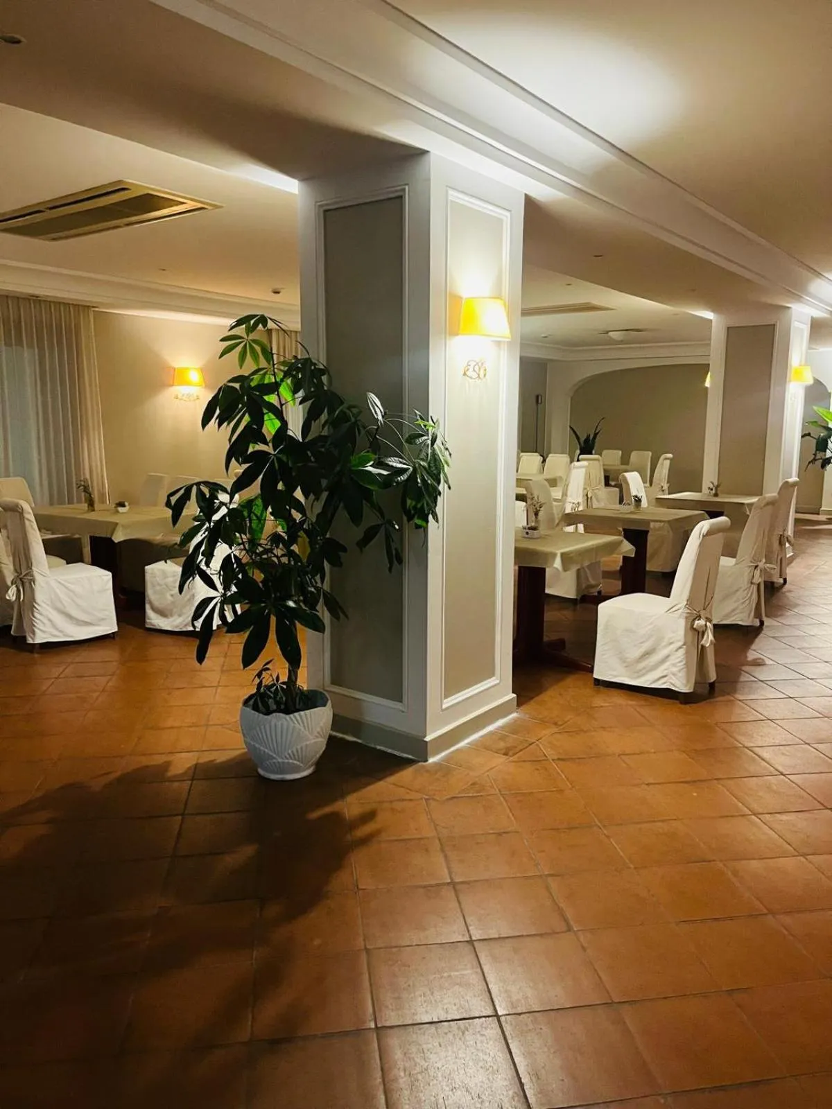 Restaurant/places to eat in Hotel La Lampara