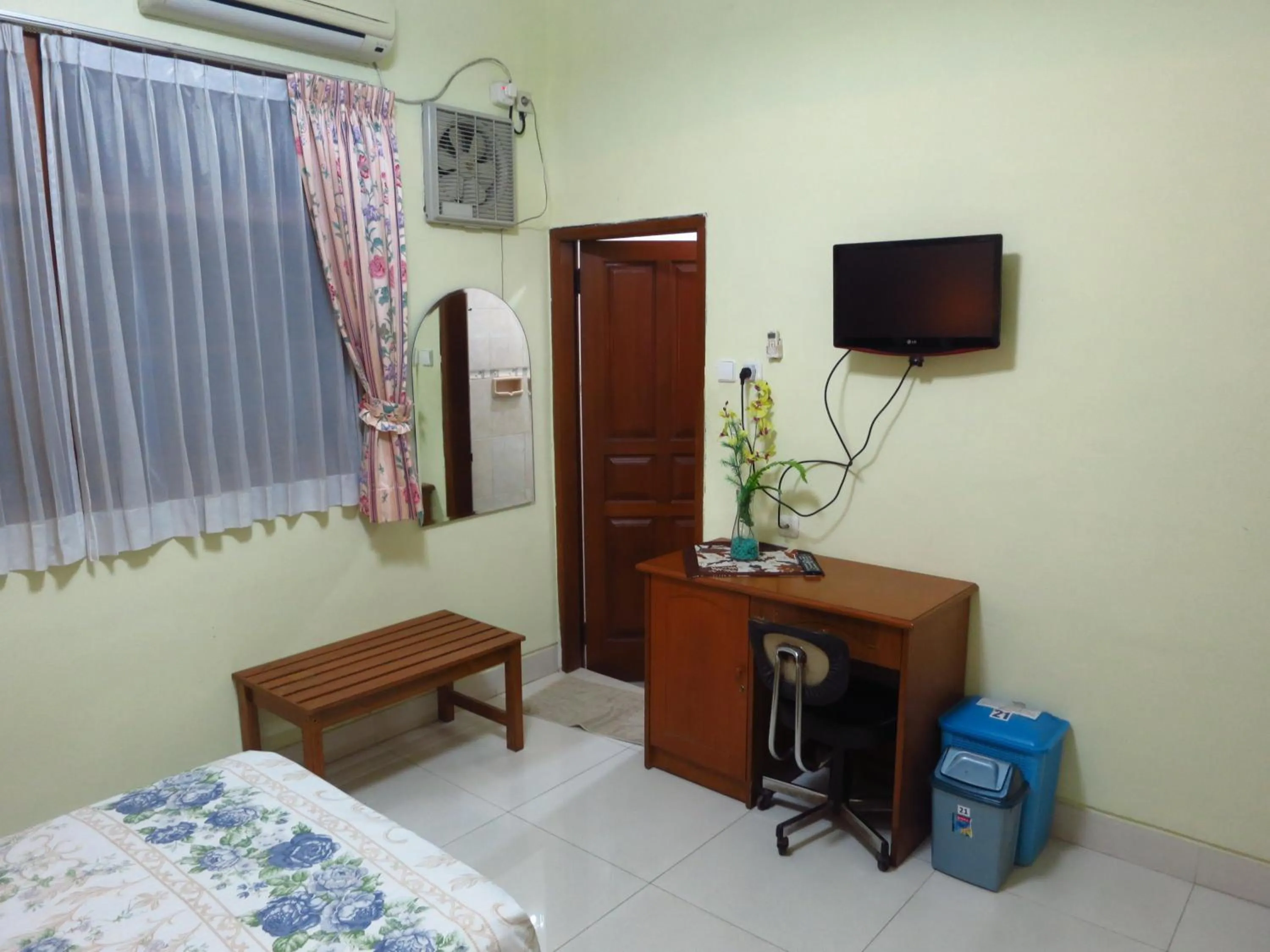 Photo of the whole room, Bed in Enny's Guest House