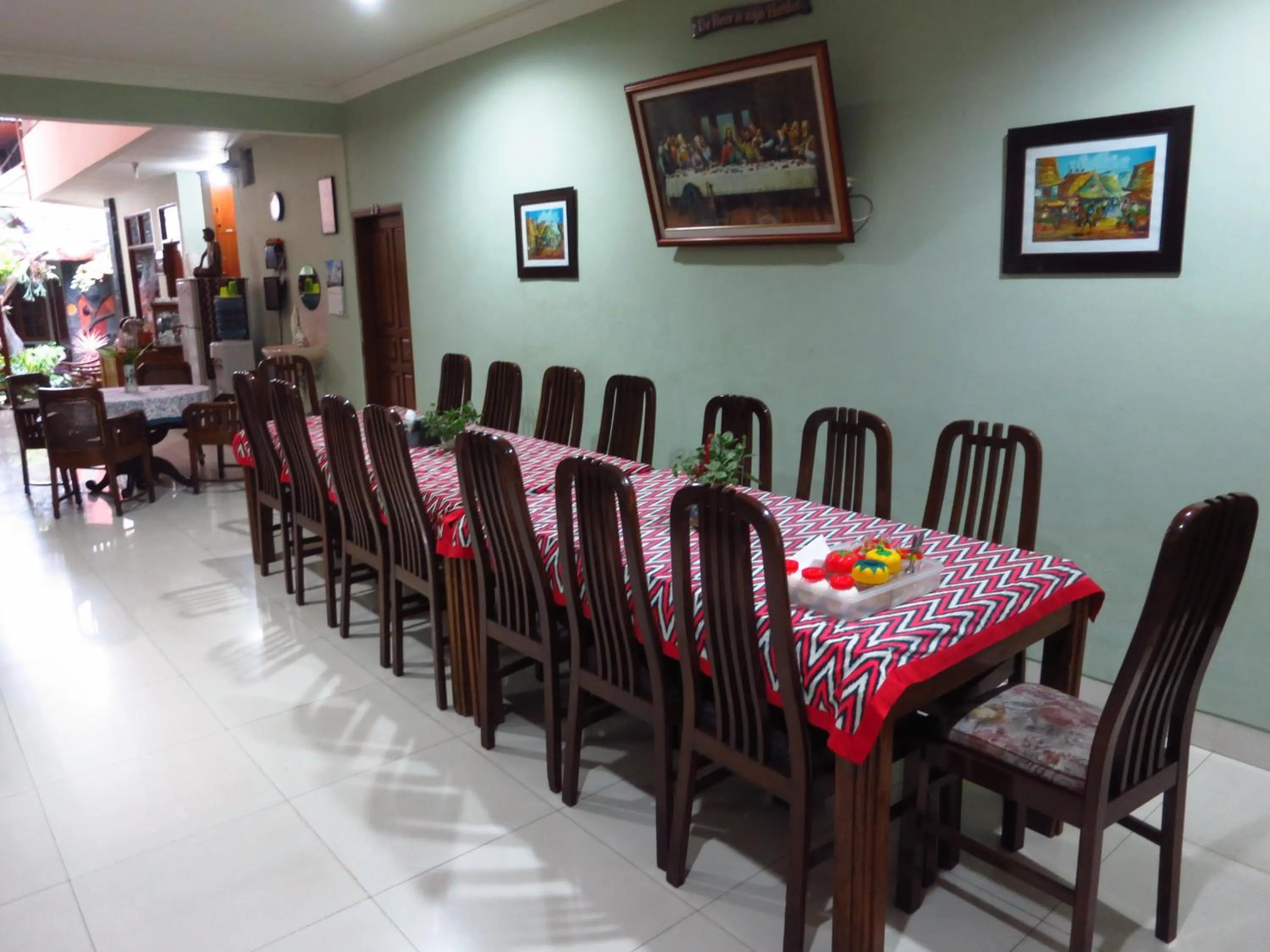 Restaurant/places to eat in Enny's Guest House