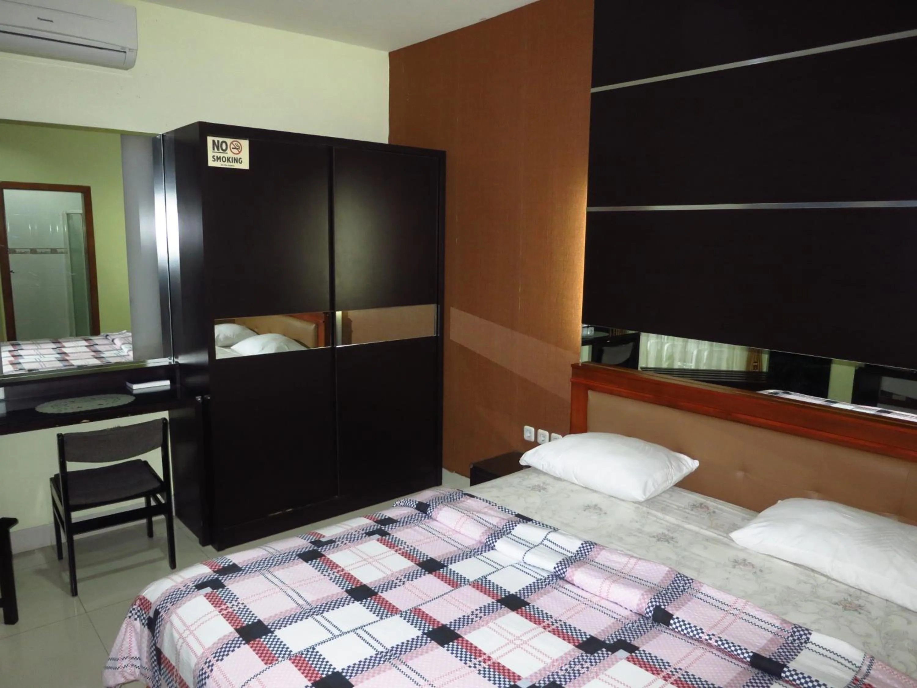 Photo of the whole room, Bed in Enny's Guest House