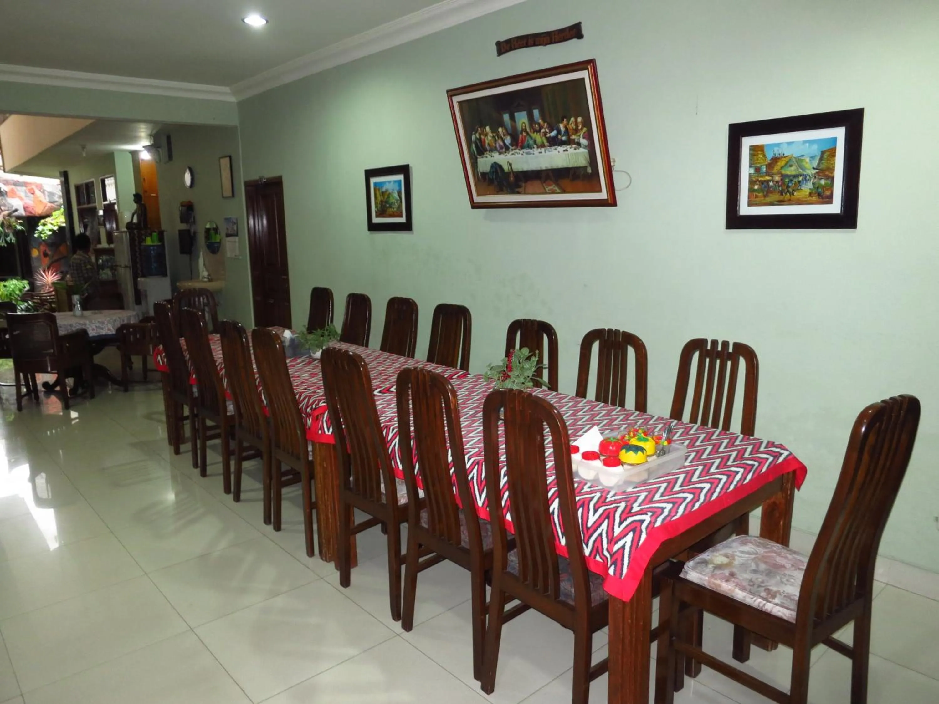 Restaurant/places to eat in Enny's Guest House