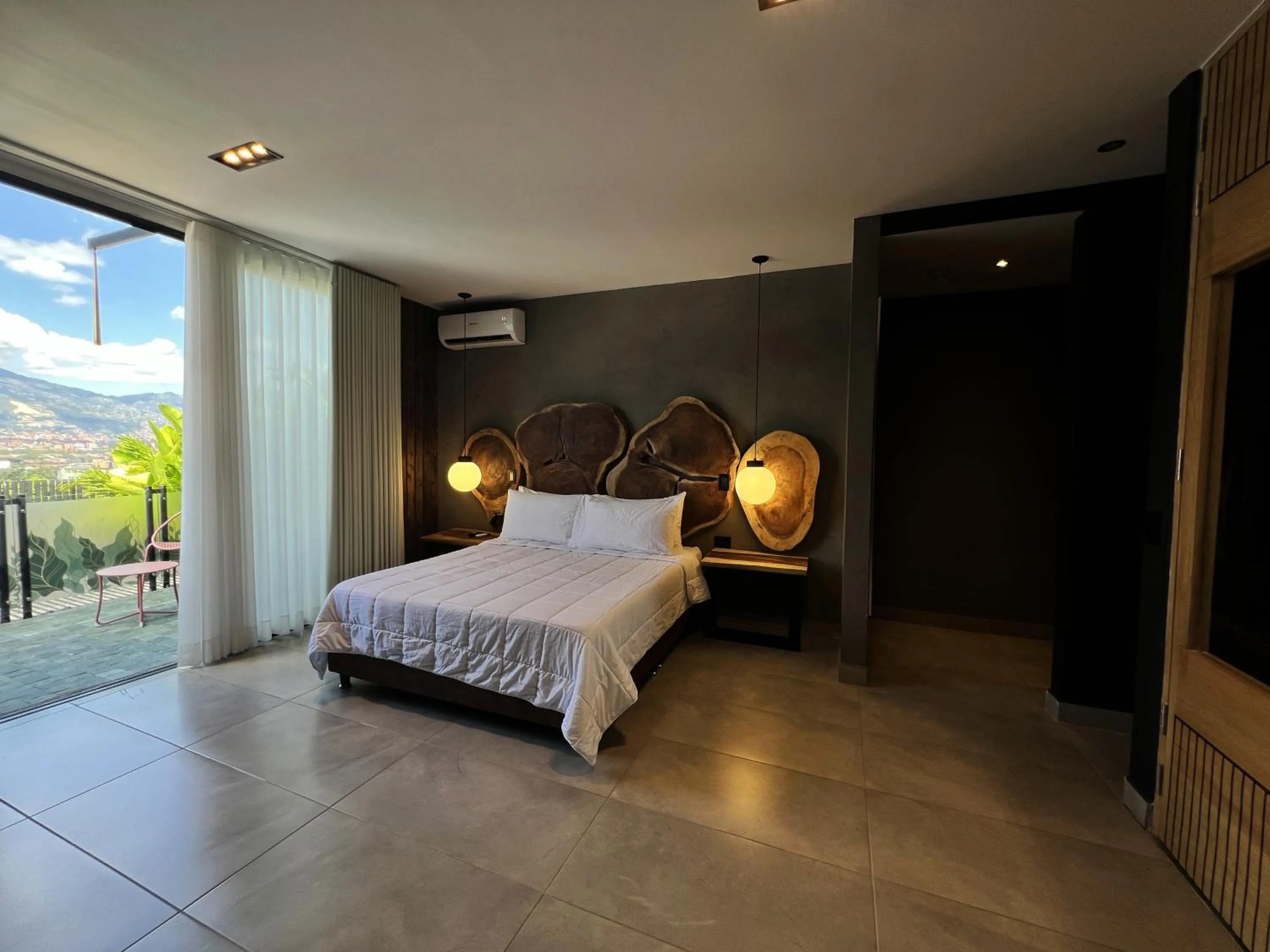 Balcony/Terrace, Bed in Hotel Zelva Negra