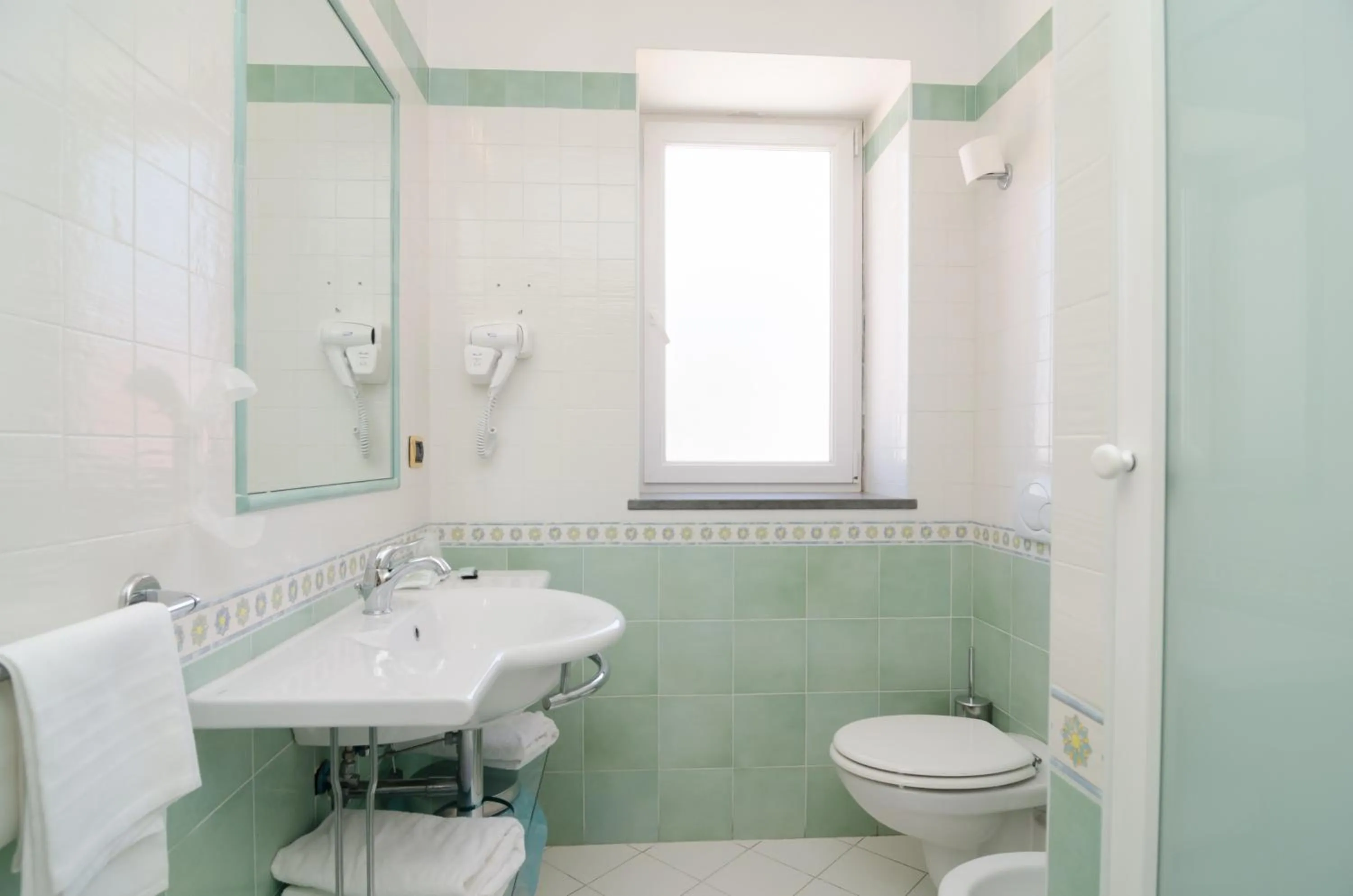 Bathroom in Hotel Flora Wellness & Beauty