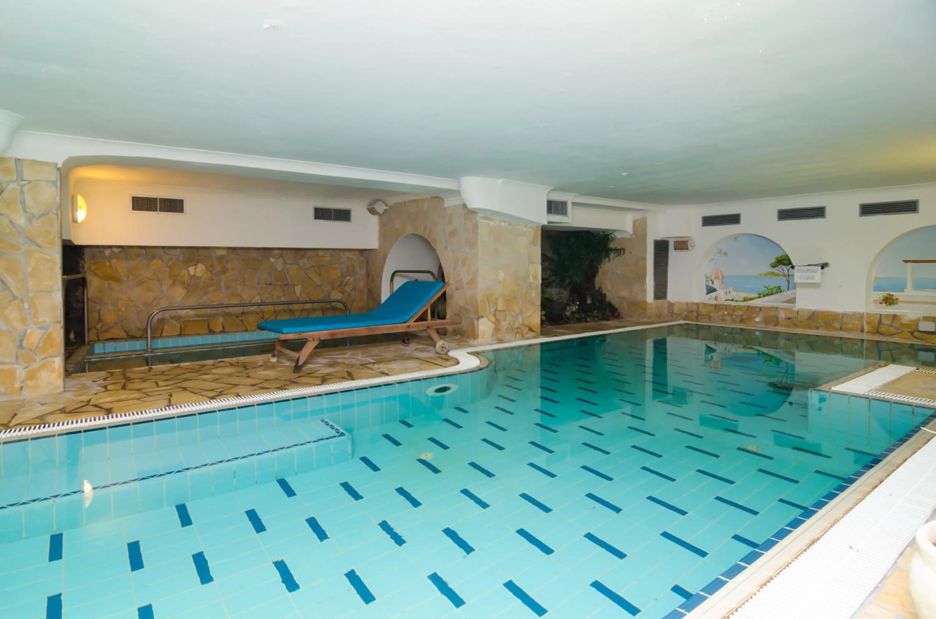 Swimming pool in Hotel Flora Wellness & Beauty