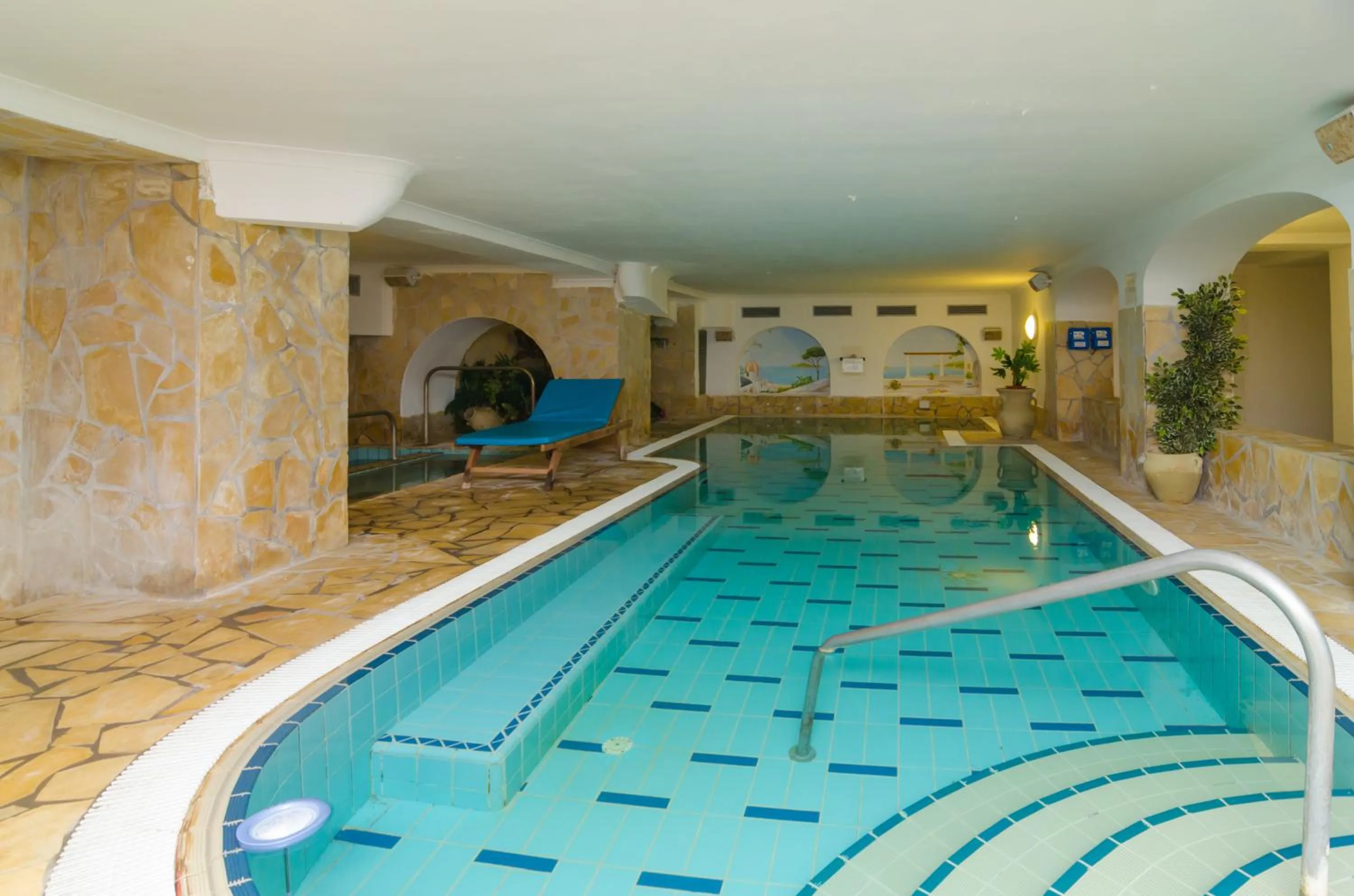 Swimming pool in Hotel Flora Wellness & Beauty