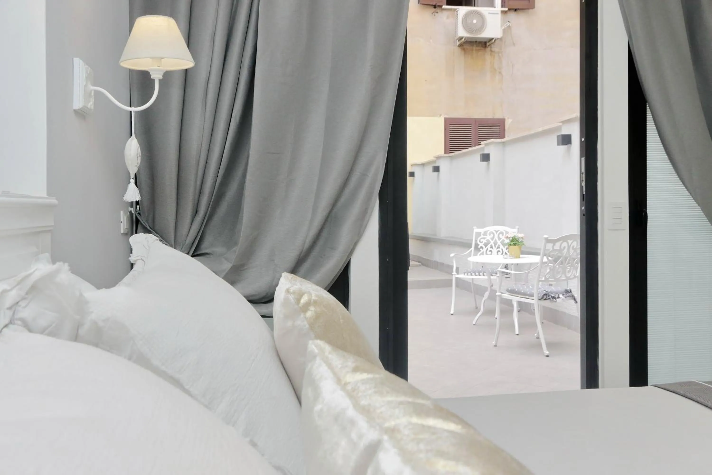 Balcony/Terrace, Bed in Roman Holiday Suites