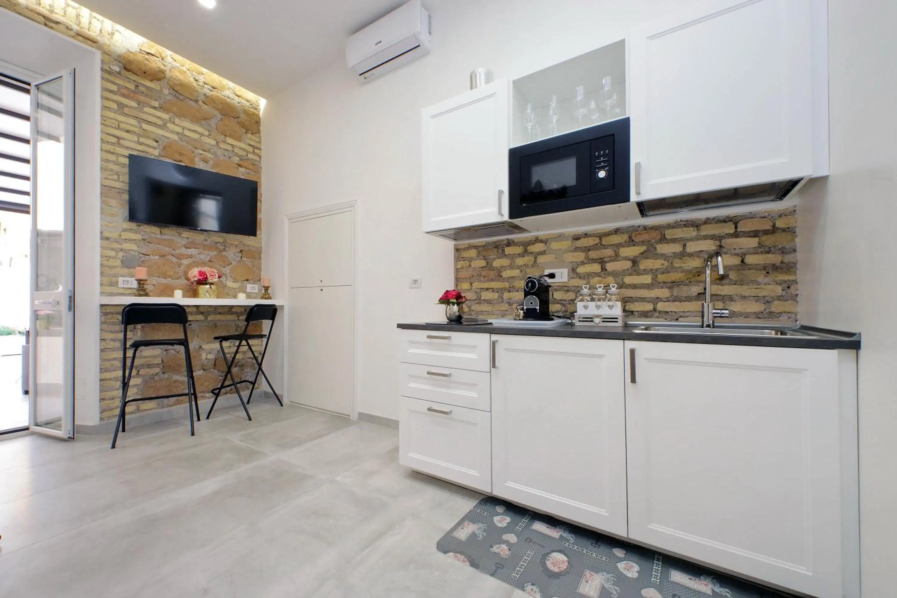 Coffee/tea facilities in Roman Holiday Suites