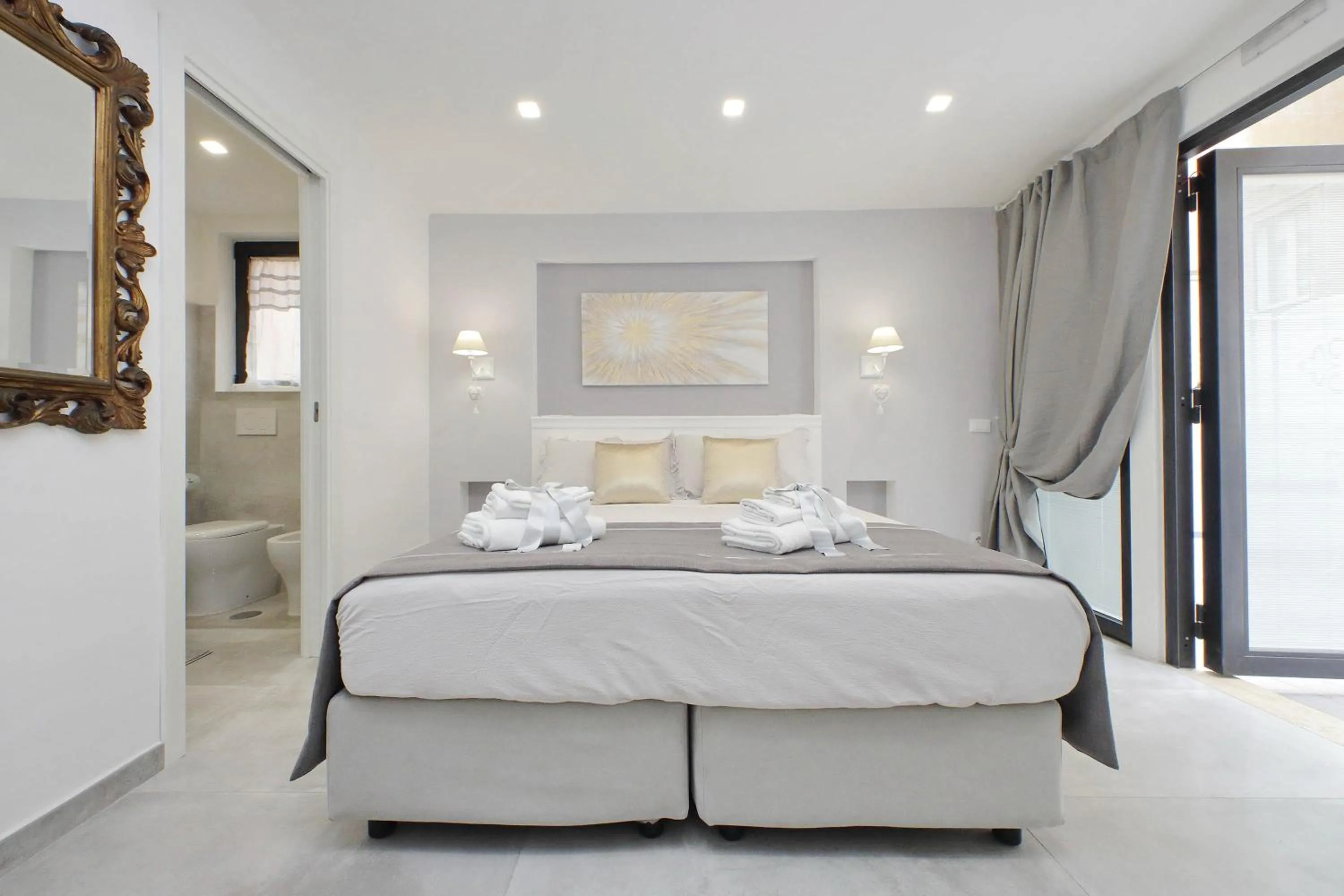 Photo of the whole room, Bed in Roman Holiday Suites