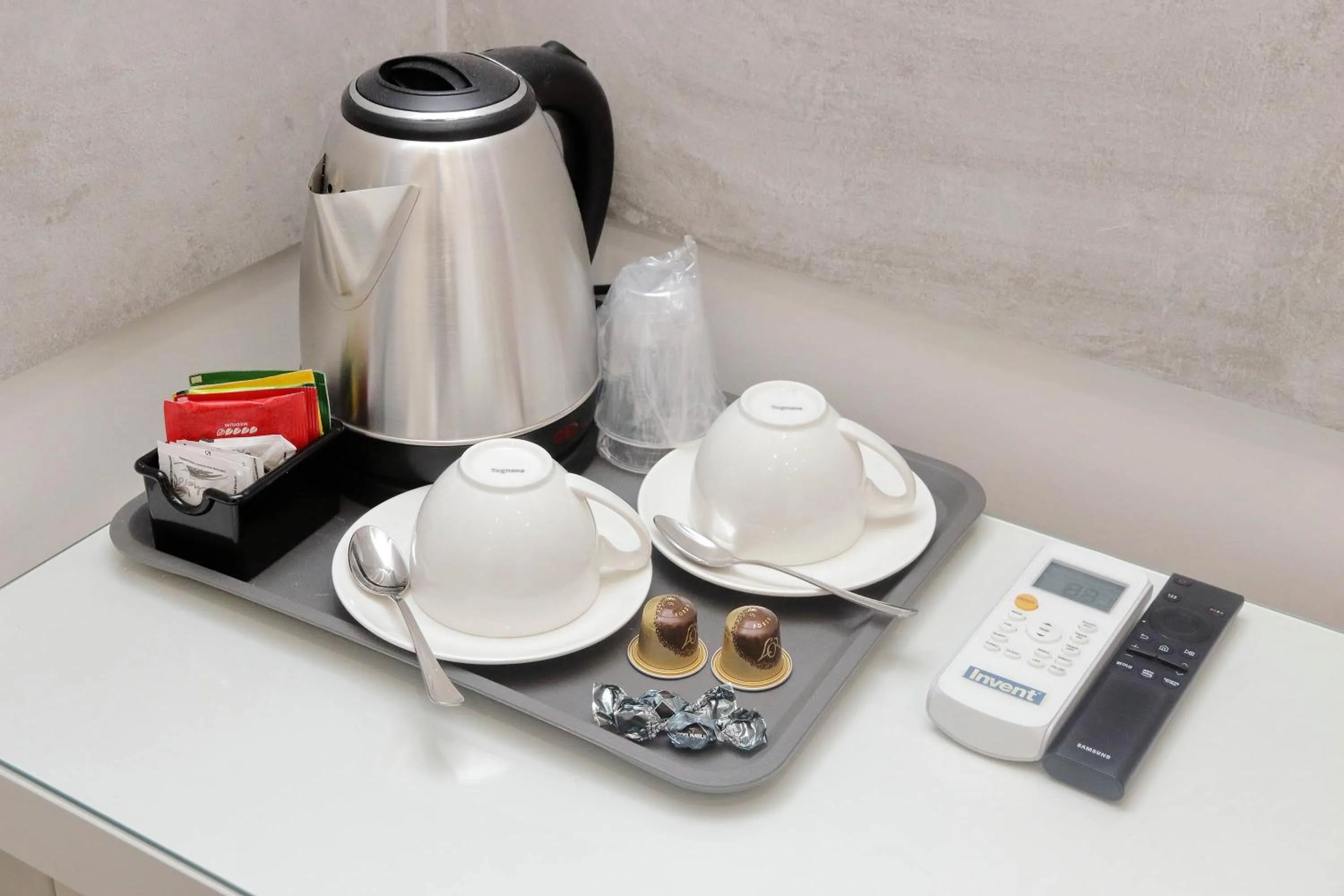 Coffee/tea facilities in Roman Holiday Suites