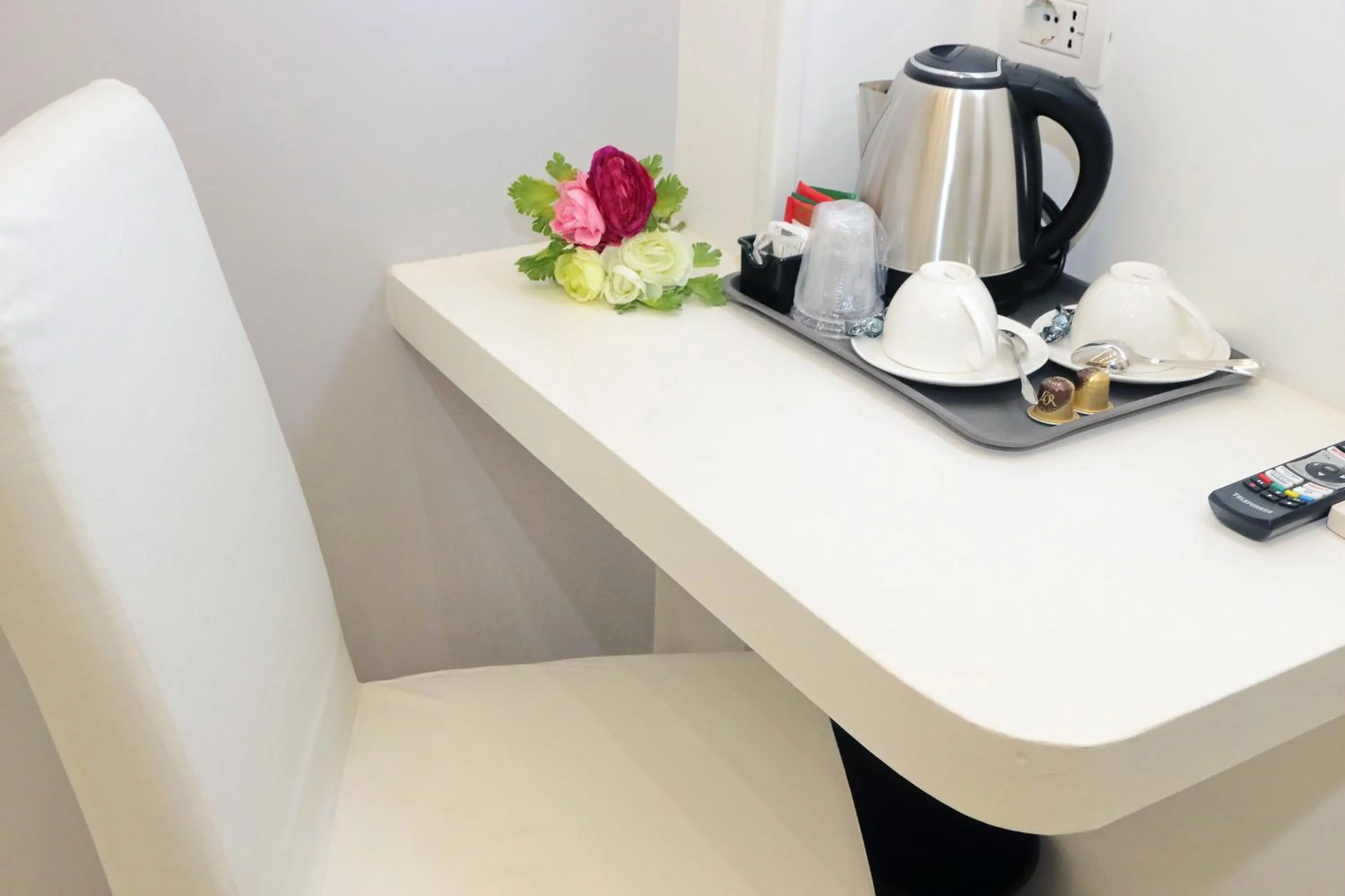 Coffee/tea facilities in Roman Holiday Suites