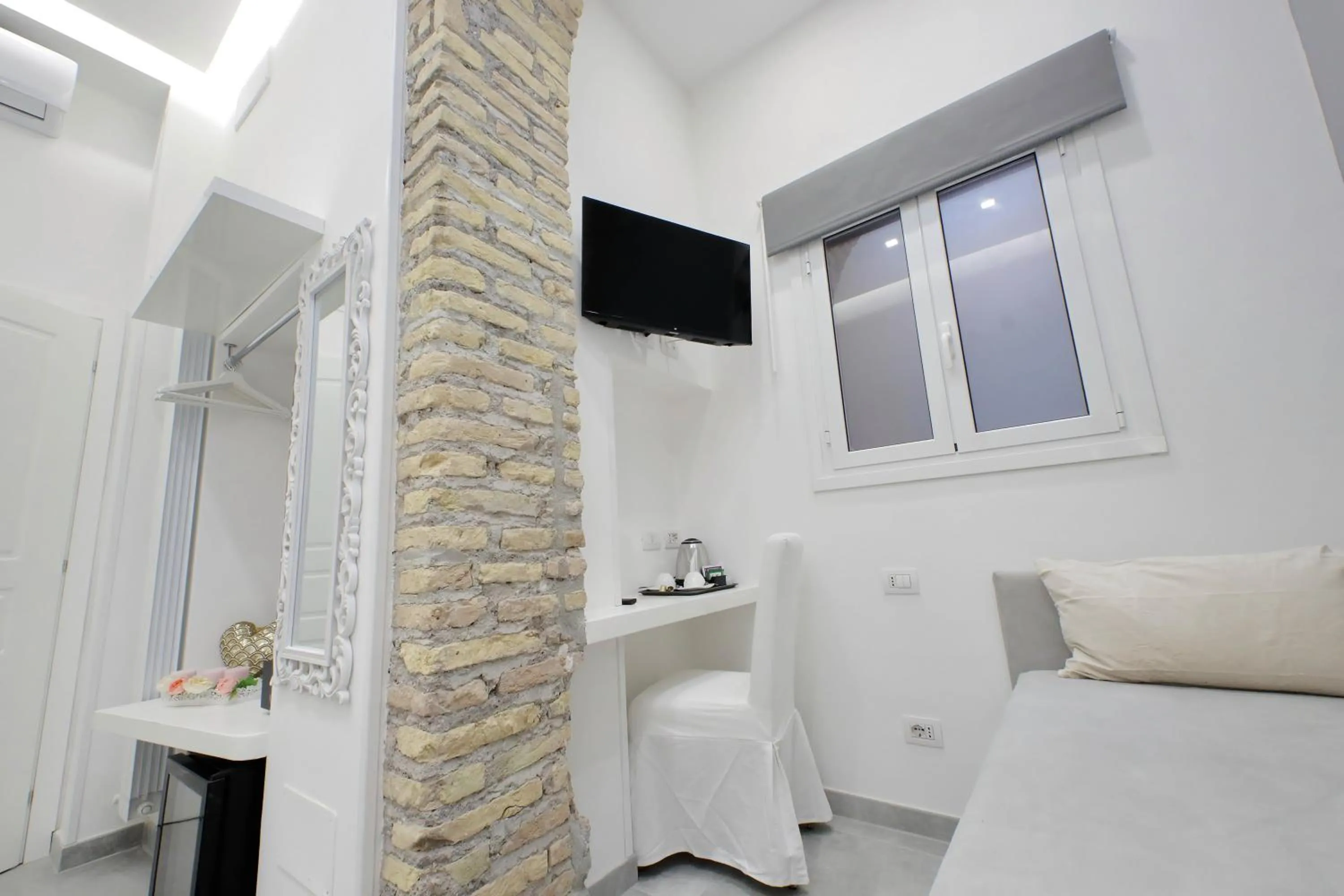 TV and multimedia in Roman Holiday Suites