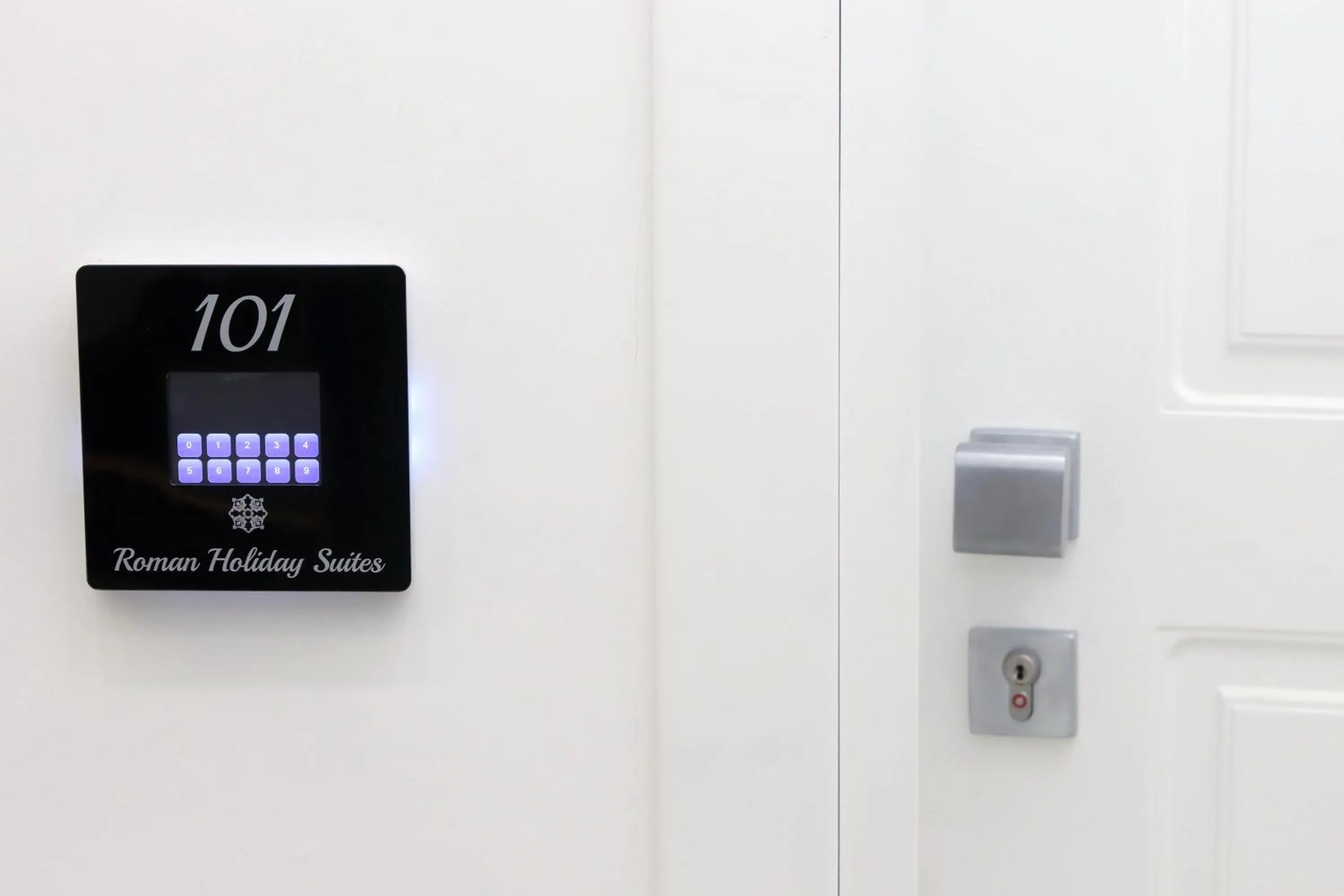 TV and multimedia in Roman Holiday Suites