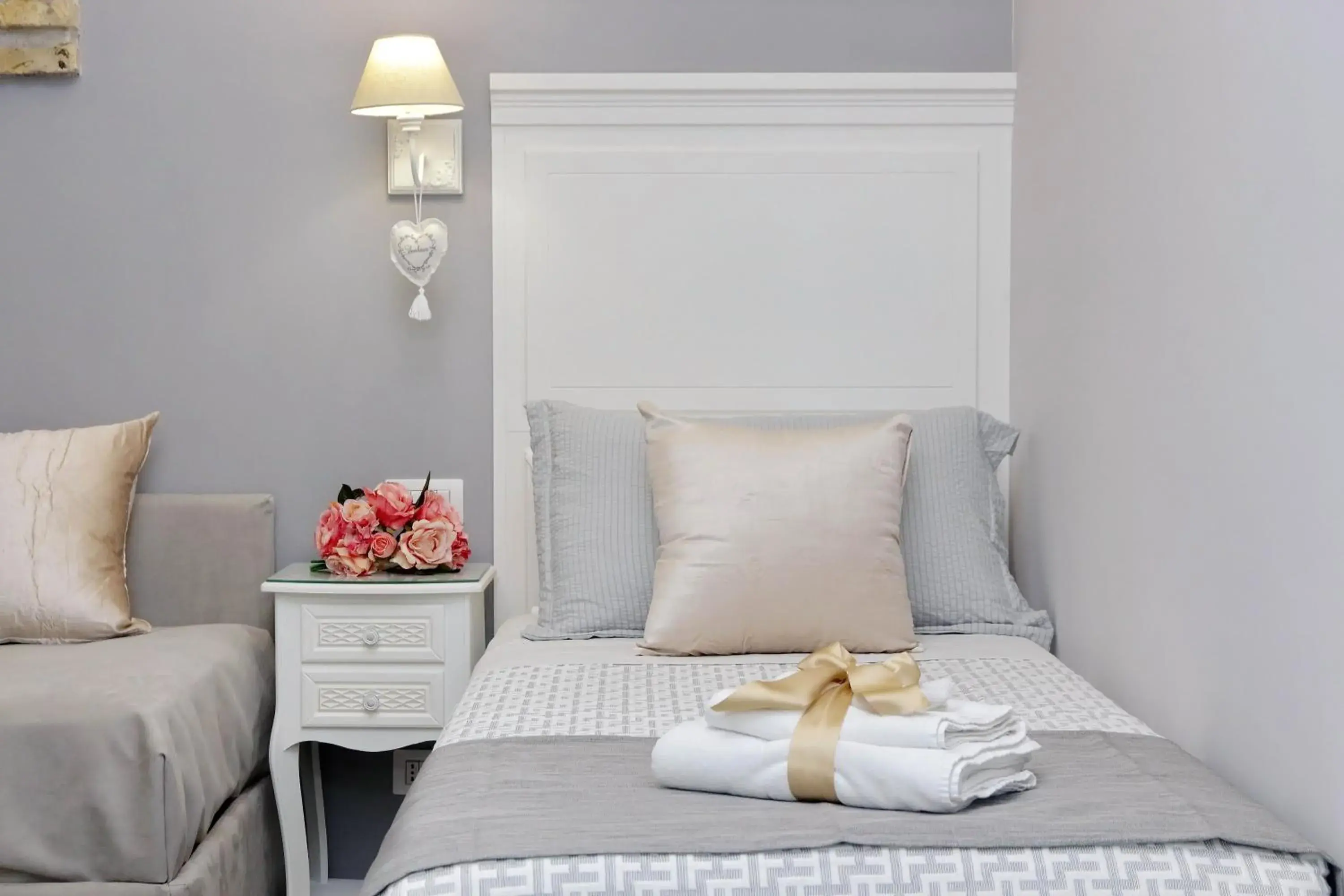 Deluxe Twin Room in Roman Holiday Suites Deluxe Twin Room in Roman Holiday Suites