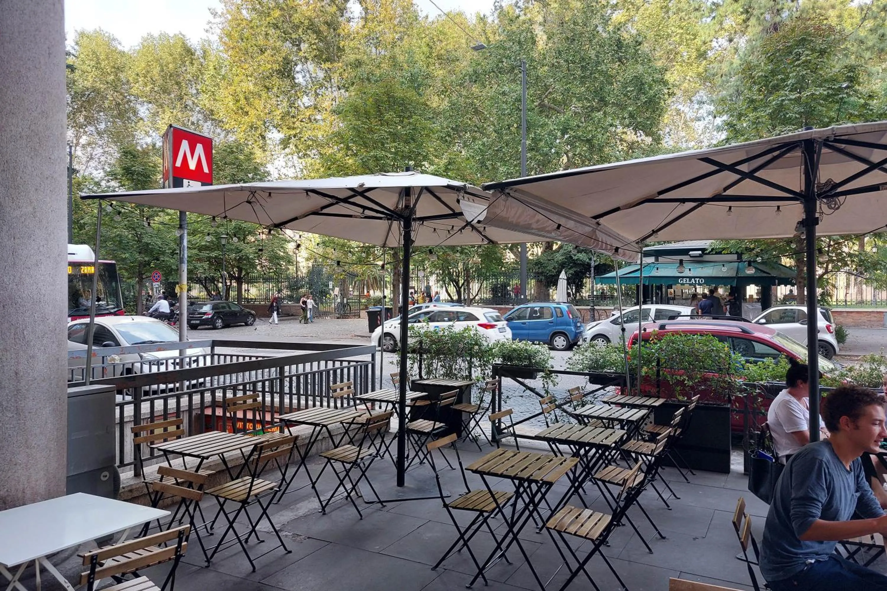 Restaurant/places to eat in Roman Holiday Suites