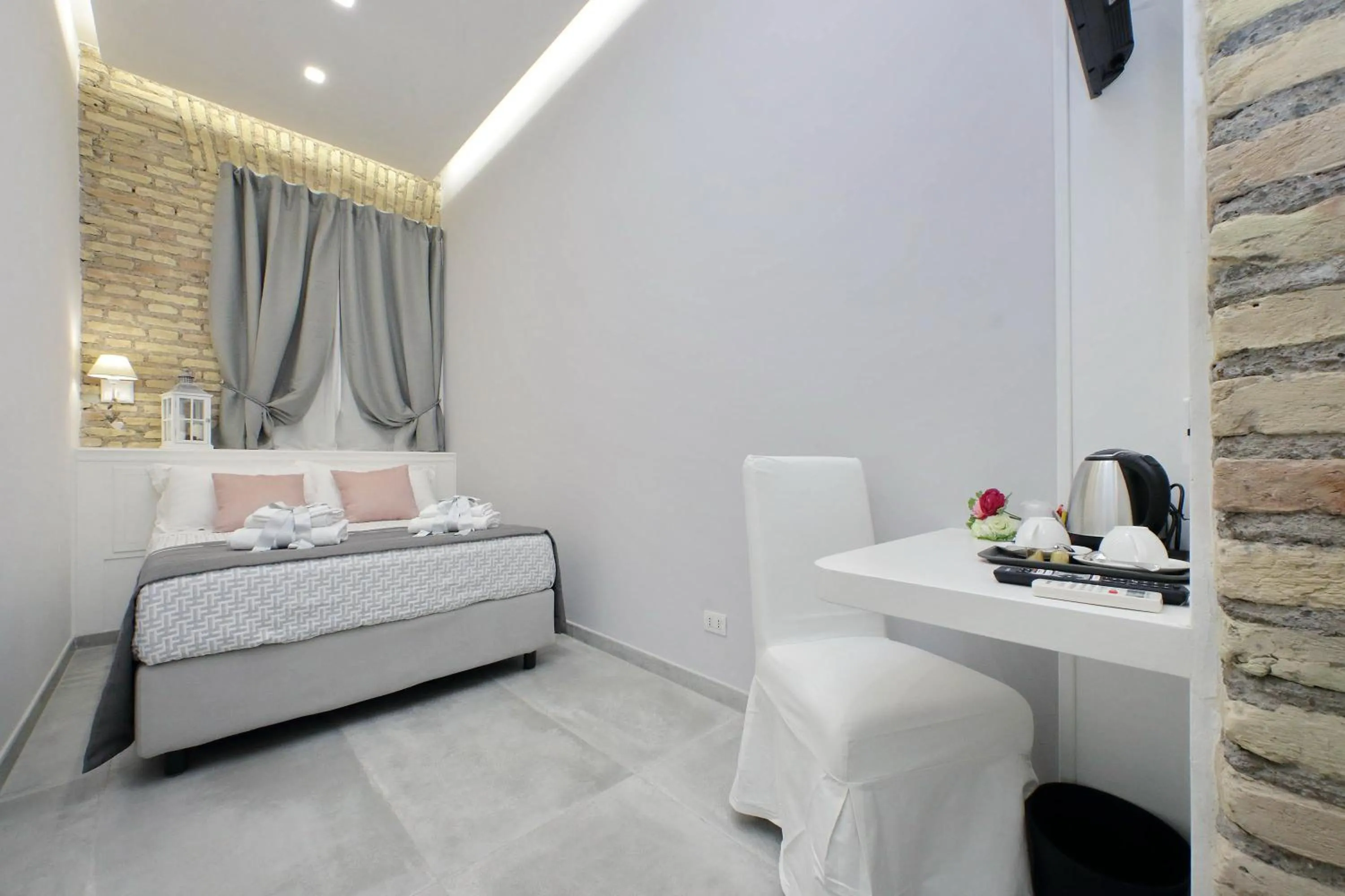 Photo of the whole room, Bed in Roman Holiday Suites