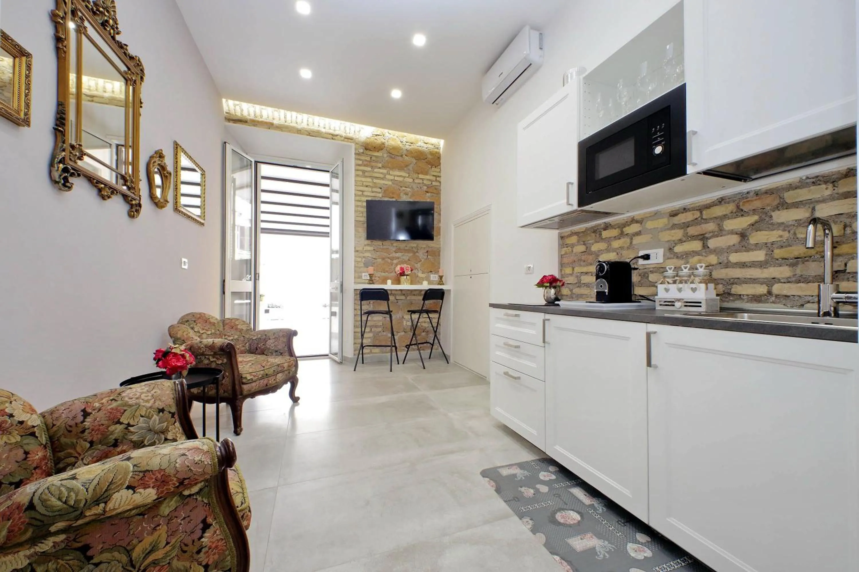 Kitchen or kitchenette in Roman Holiday Suites