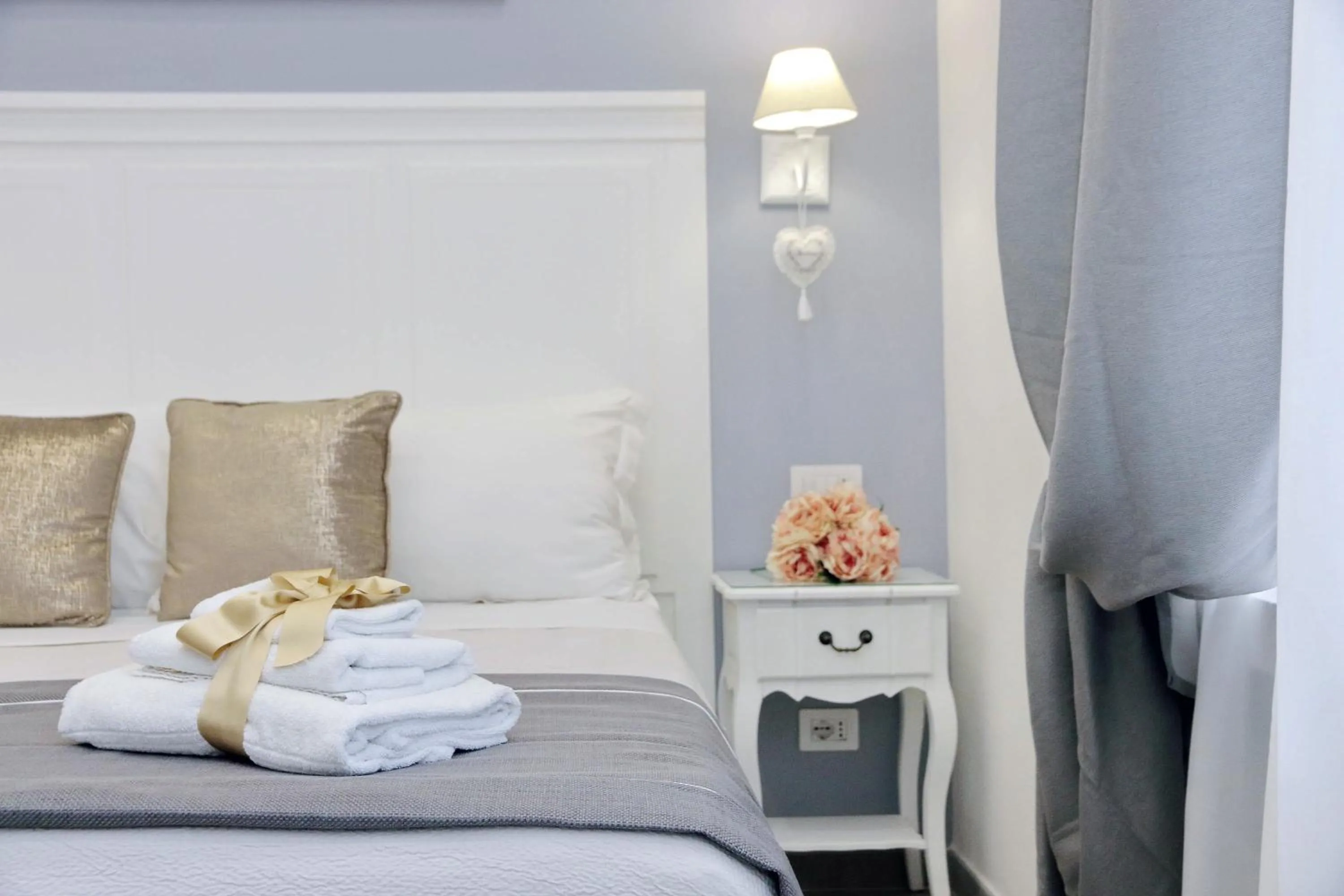 Photo of the whole room, Bed in Roman Holiday Suites