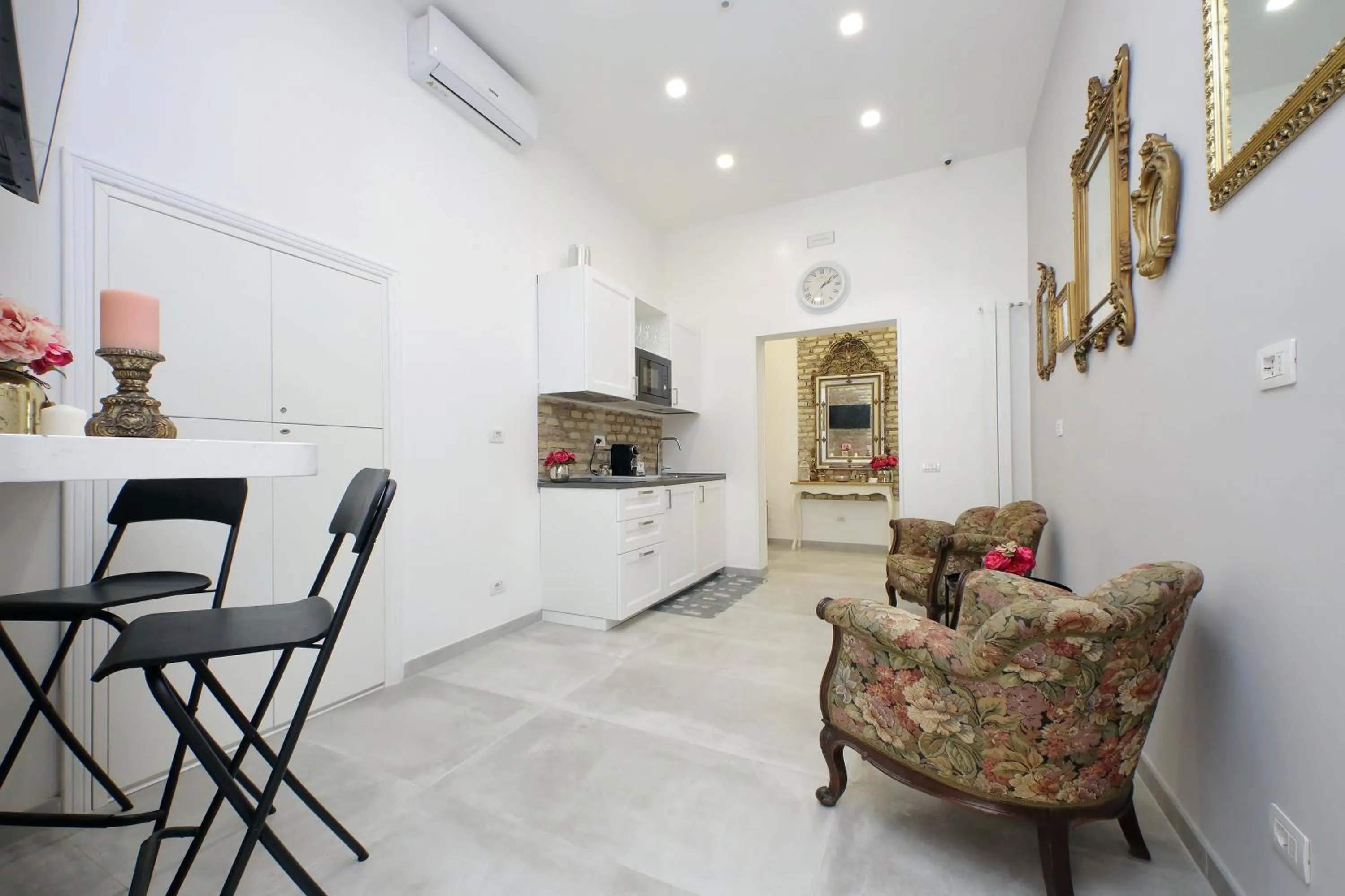 Kitchen or kitchenette in Roman Holiday Suites