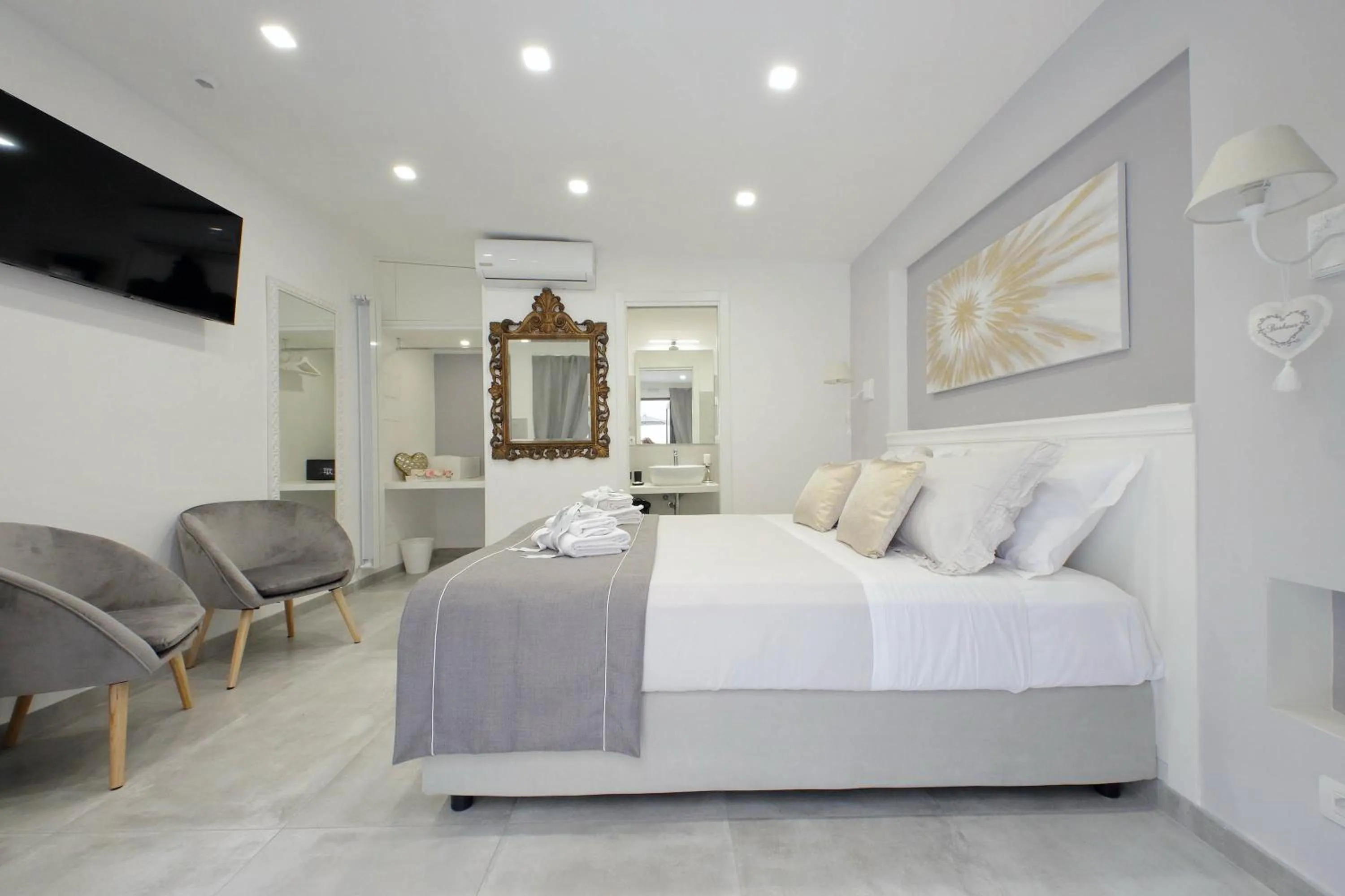 Photo of the whole room, Bed in Roman Holiday Suites