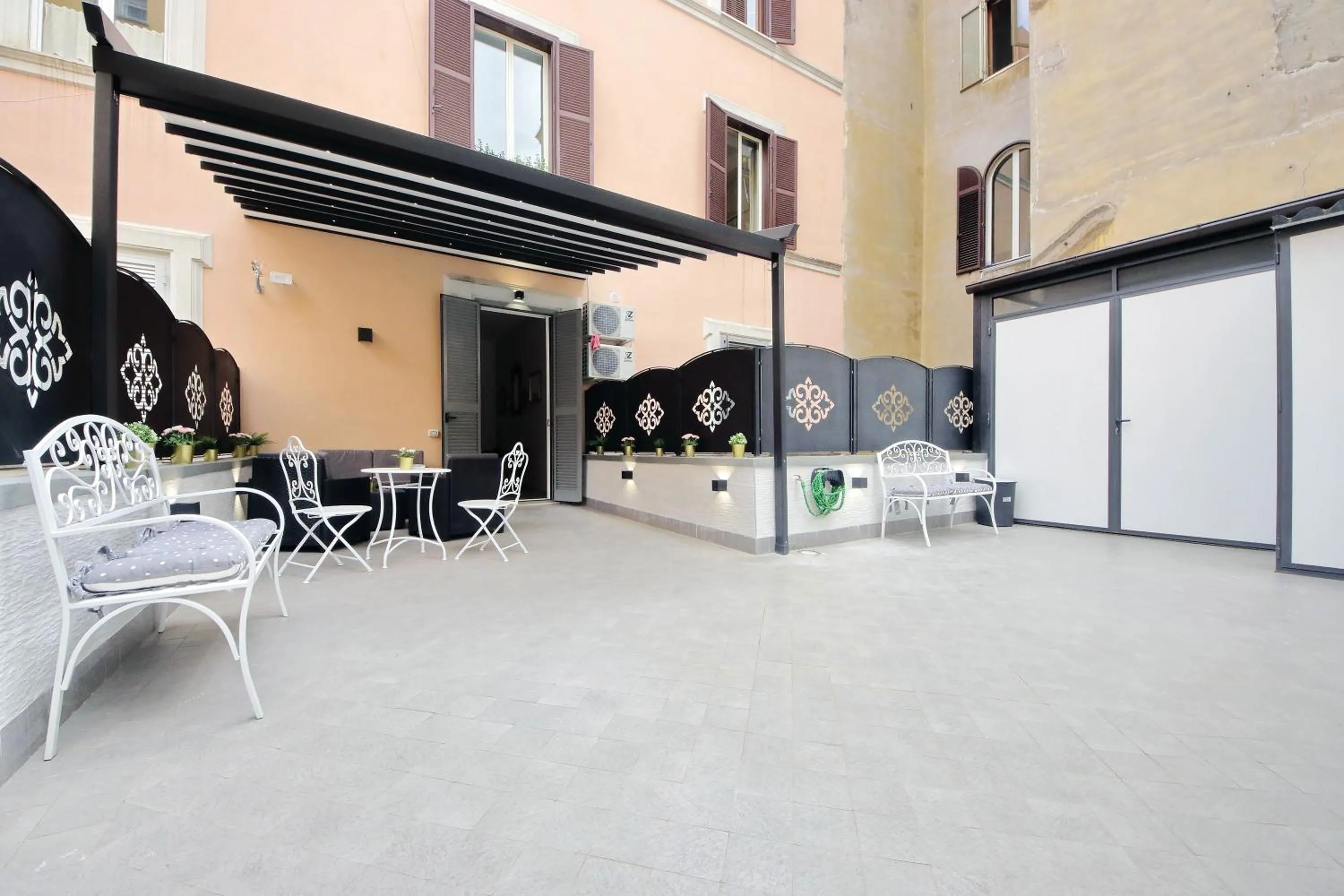 Inner courtyard view in Roman Holiday Suites