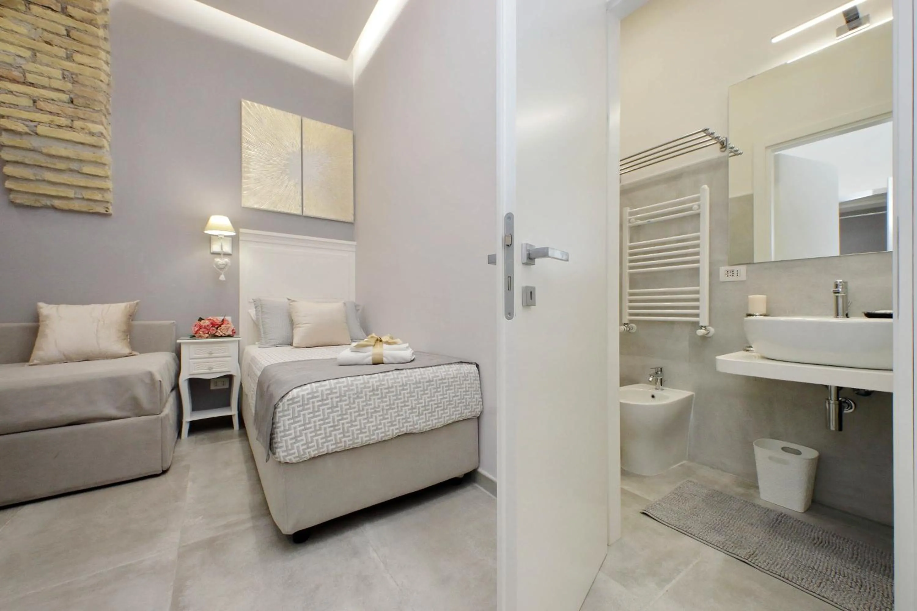 Photo of the whole room, Bed in Roman Holiday Suites