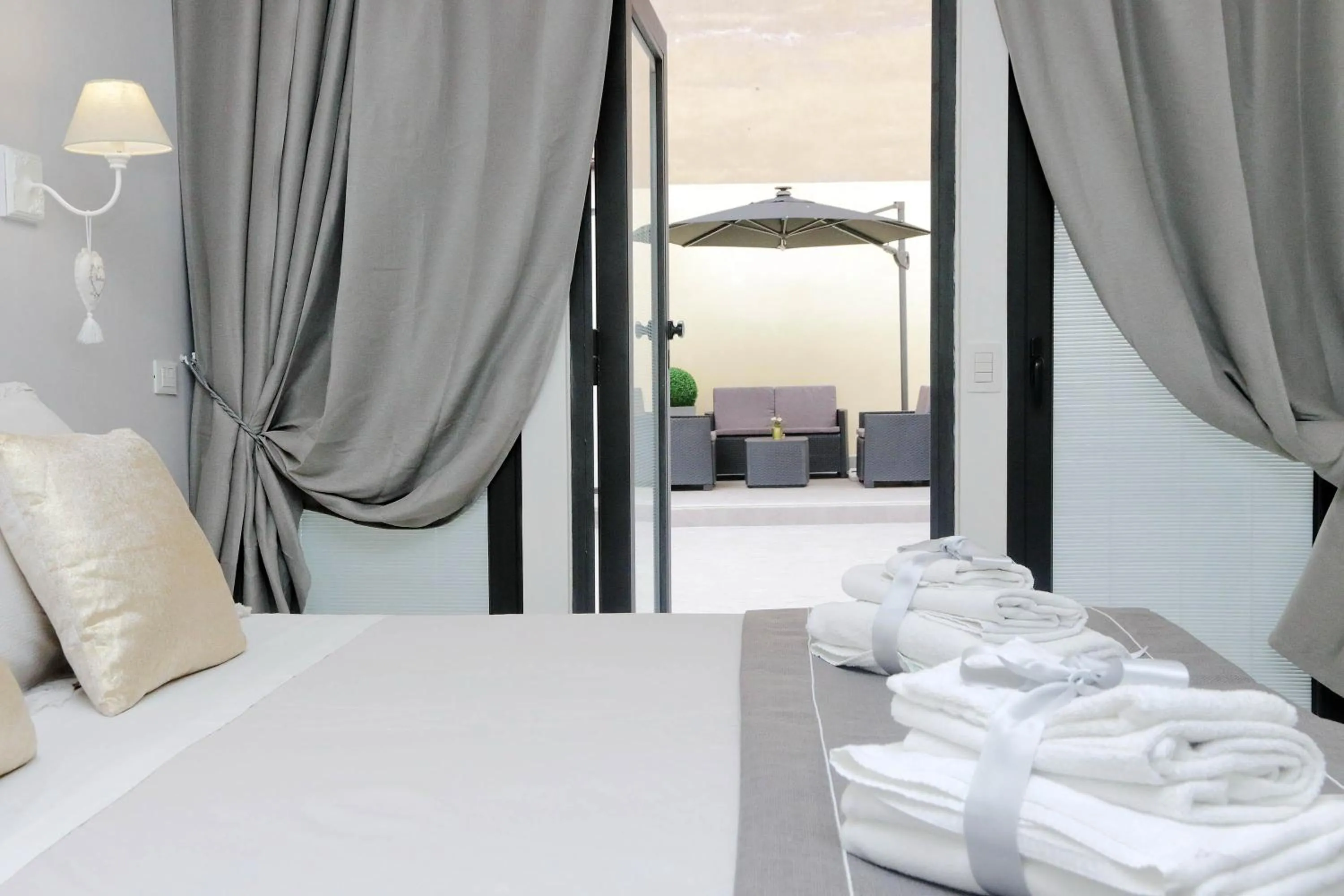 Photo of the whole room, Bed in Roman Holiday Suites