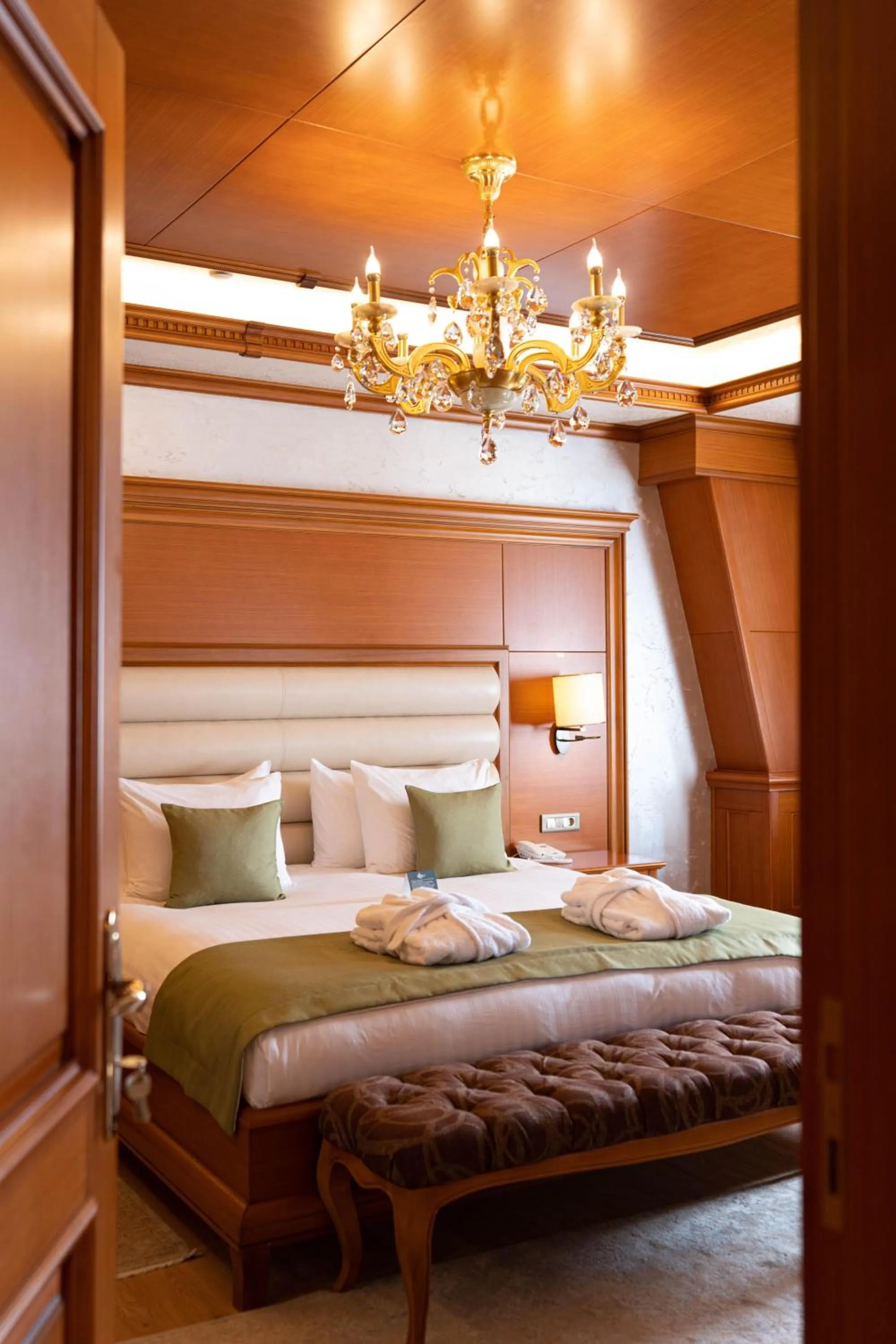 Photo of the whole room, Bed in Hotel London 1889 & Casino