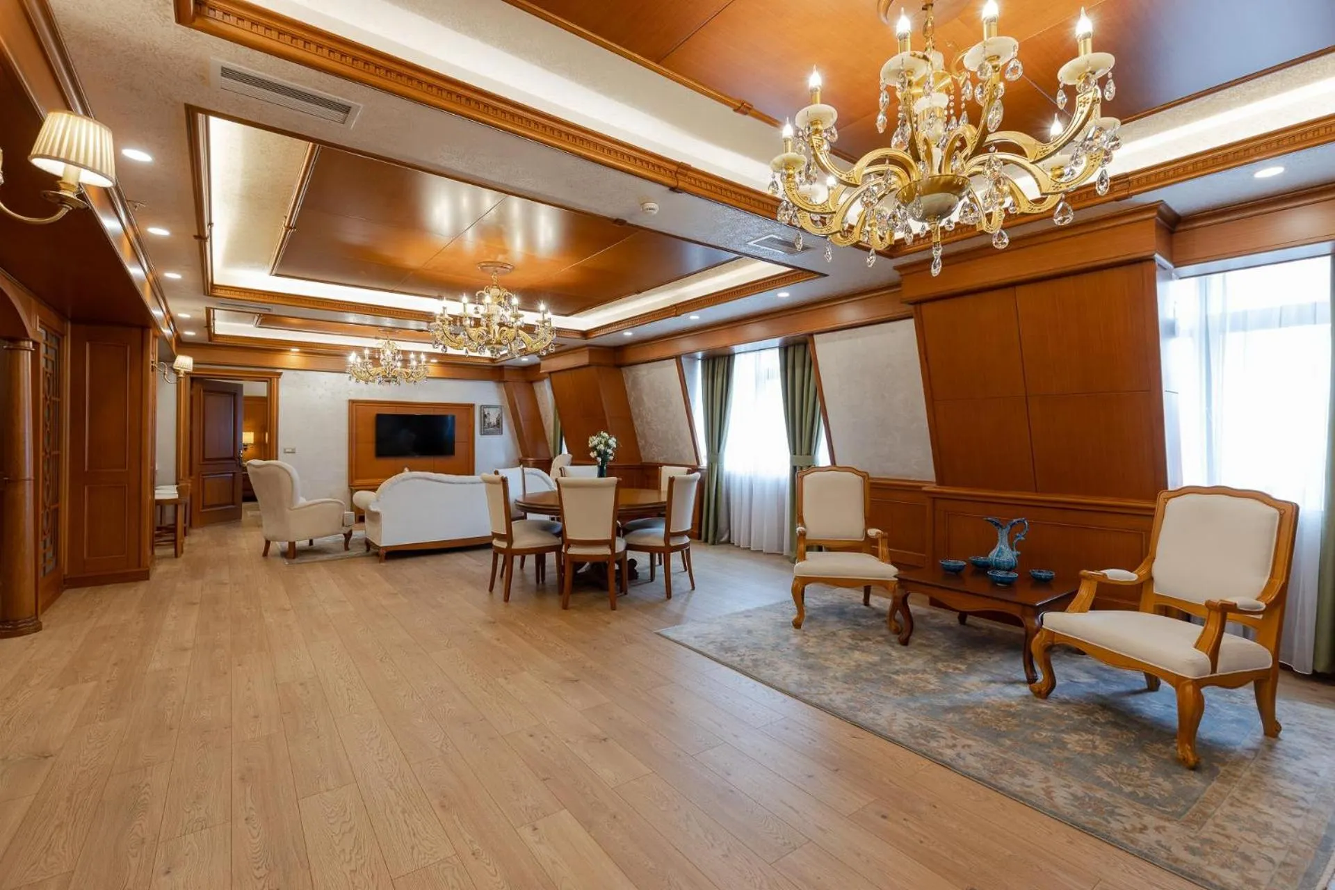 Photo of the whole room in Hotel London 1889 & Casino