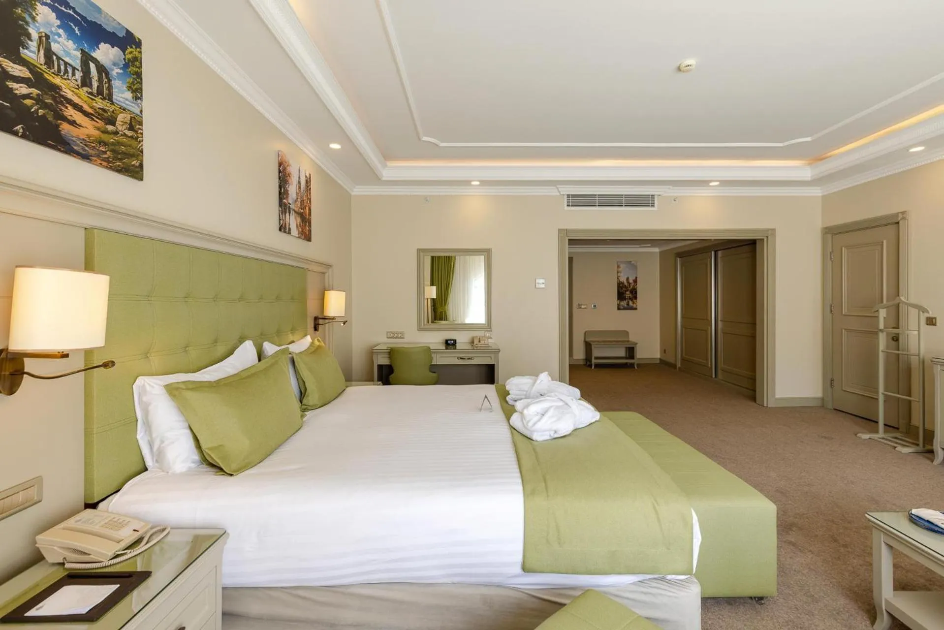 Photo of the whole room, Bed in Hotel London 1889 & Casino