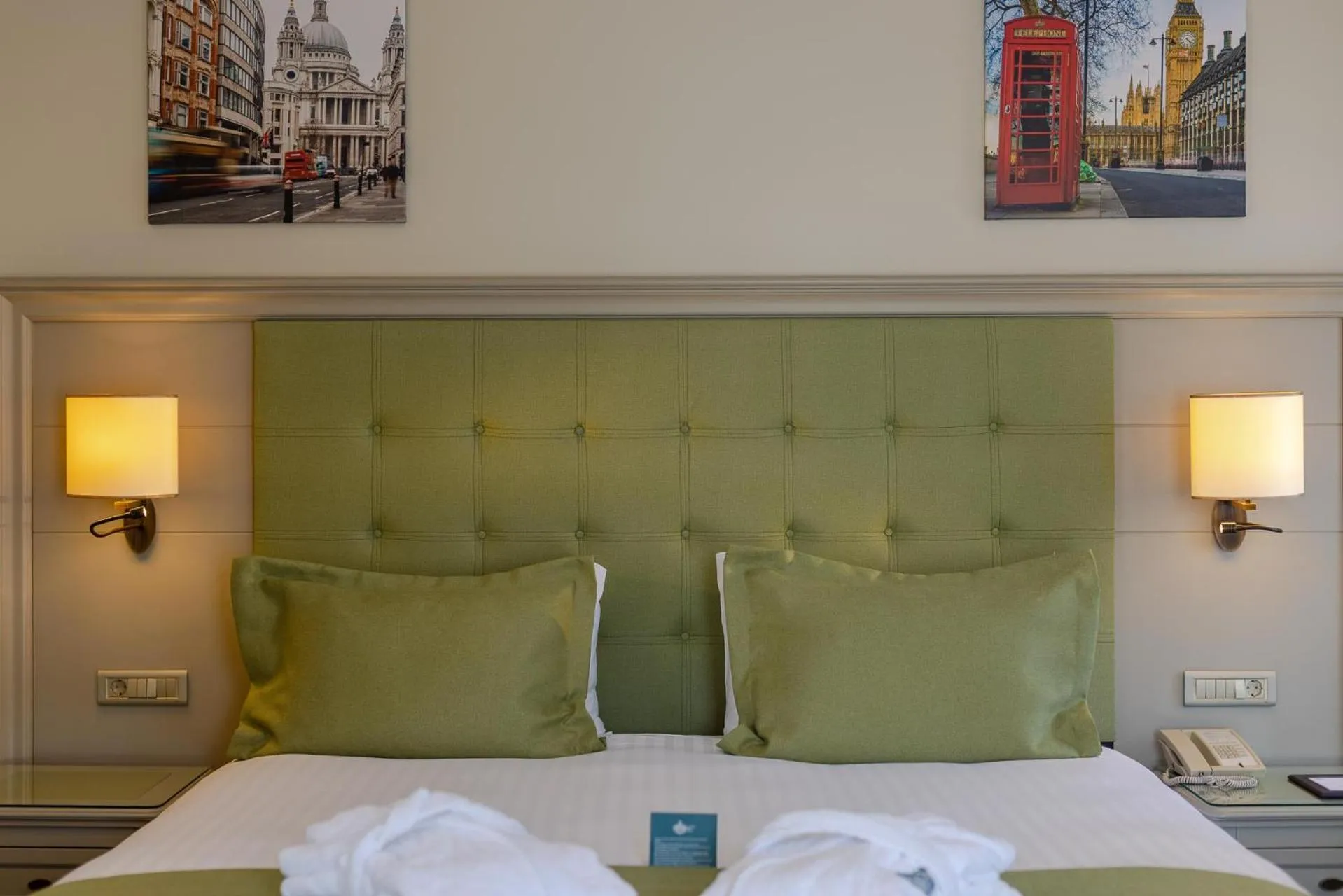 Photo of the whole room, Bed in Hotel London 1889 & Casino