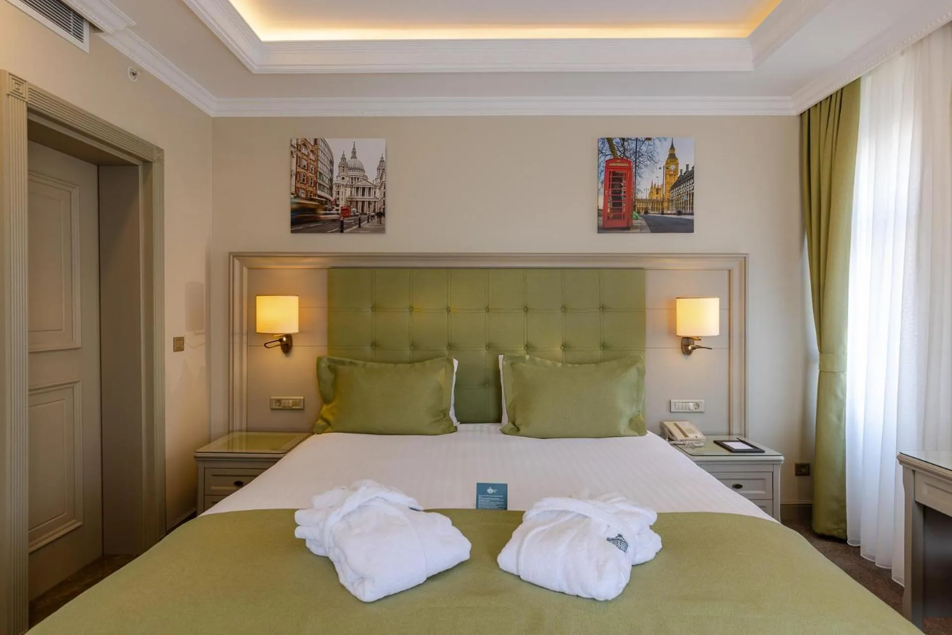 Photo of the whole room, Bed in Hotel London 1889 & Casino