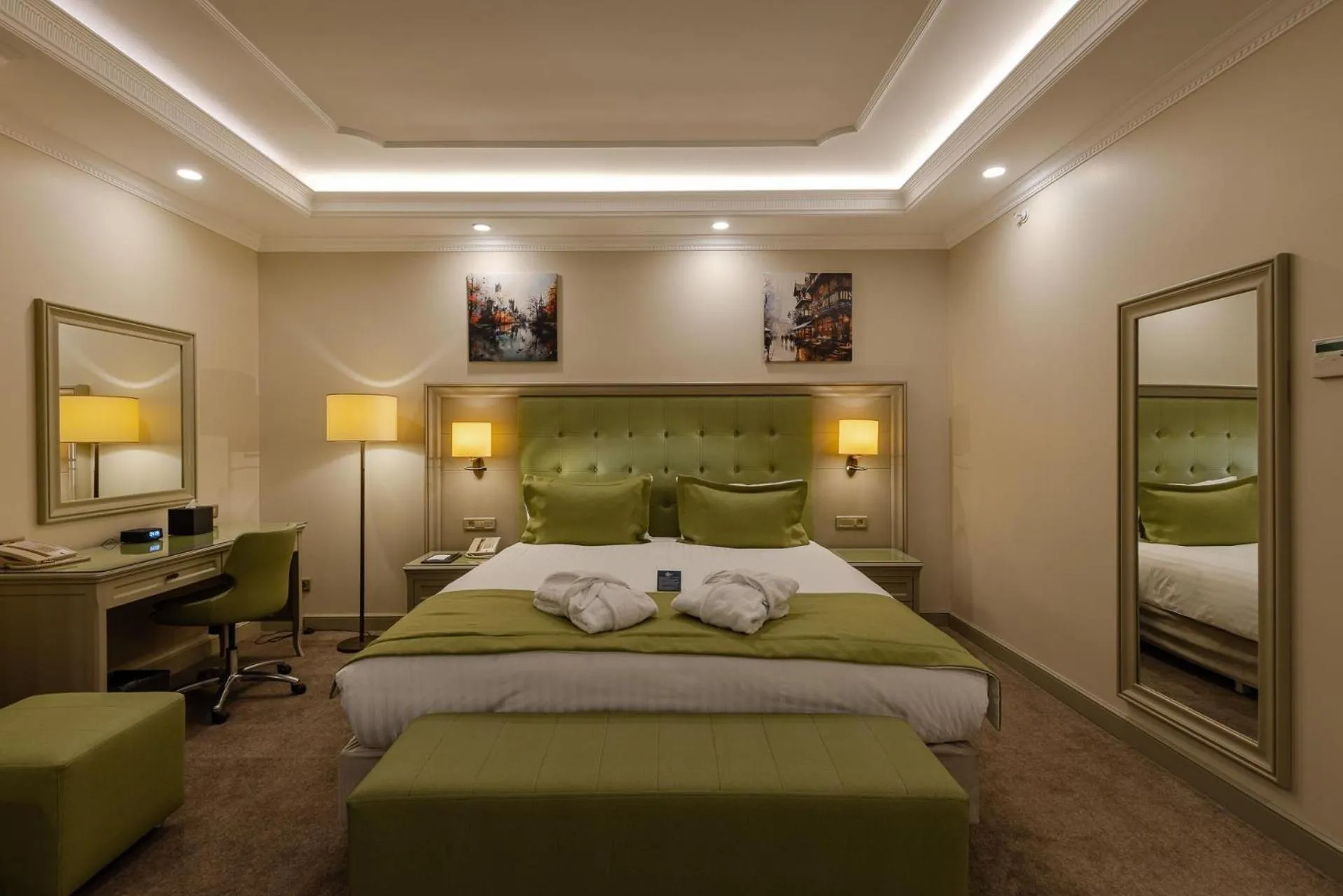 Photo of the whole room, Bed in Hotel London 1889 & Casino