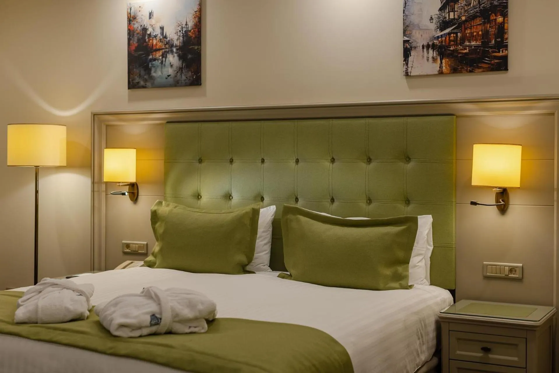 Photo of the whole room, Bed in Hotel London 1889 & Casino