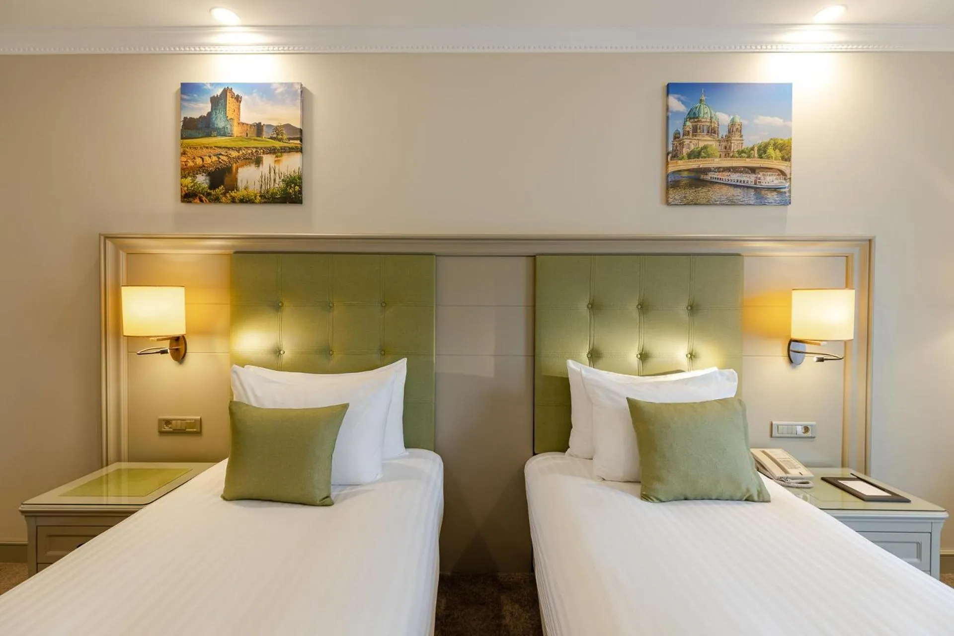 Photo of the whole room, Bed in Hotel London 1889 & Casino