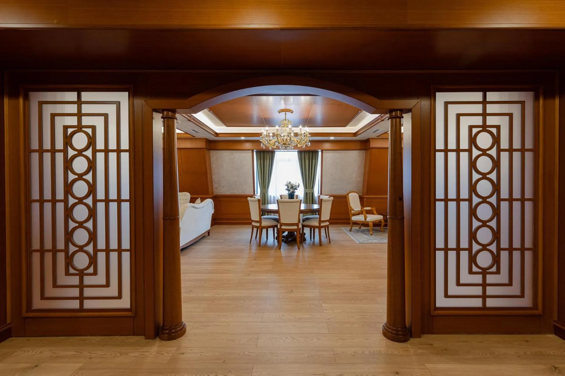 Photo of the whole room in Hotel London 1889 & Casino