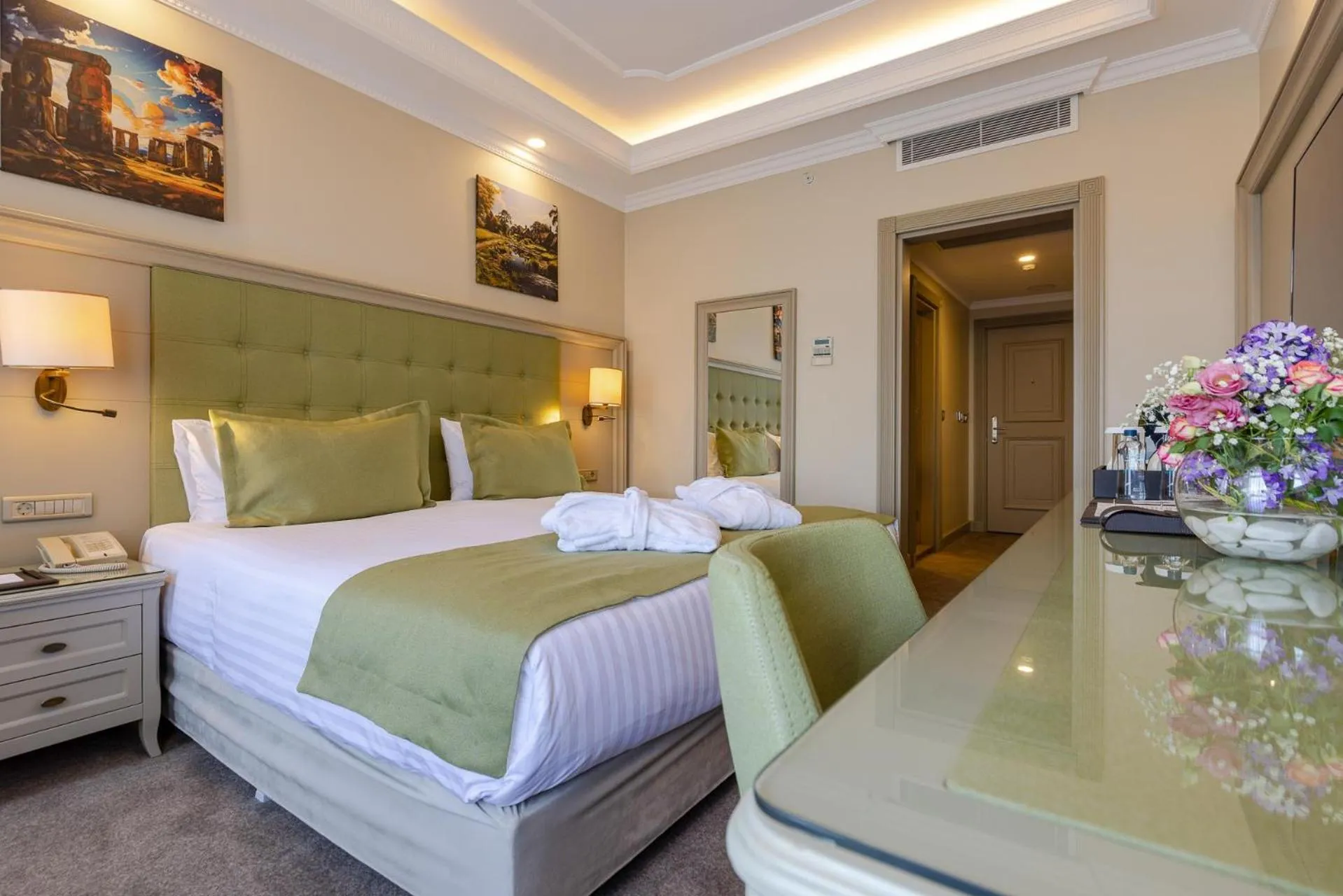 Photo of the whole room, Bed in Hotel London 1889 & Casino