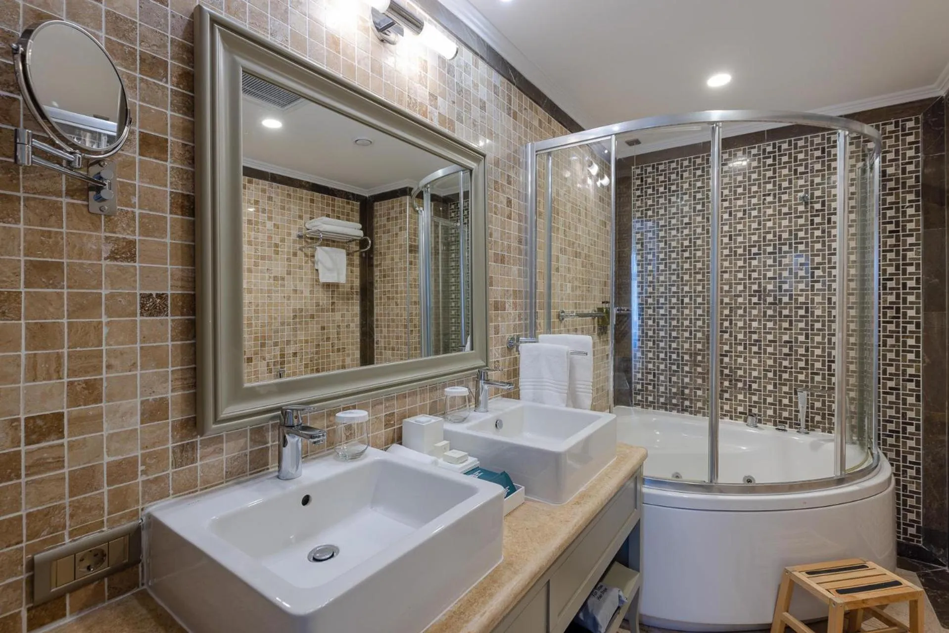 Bathroom in Hotel London 1889 & Casino