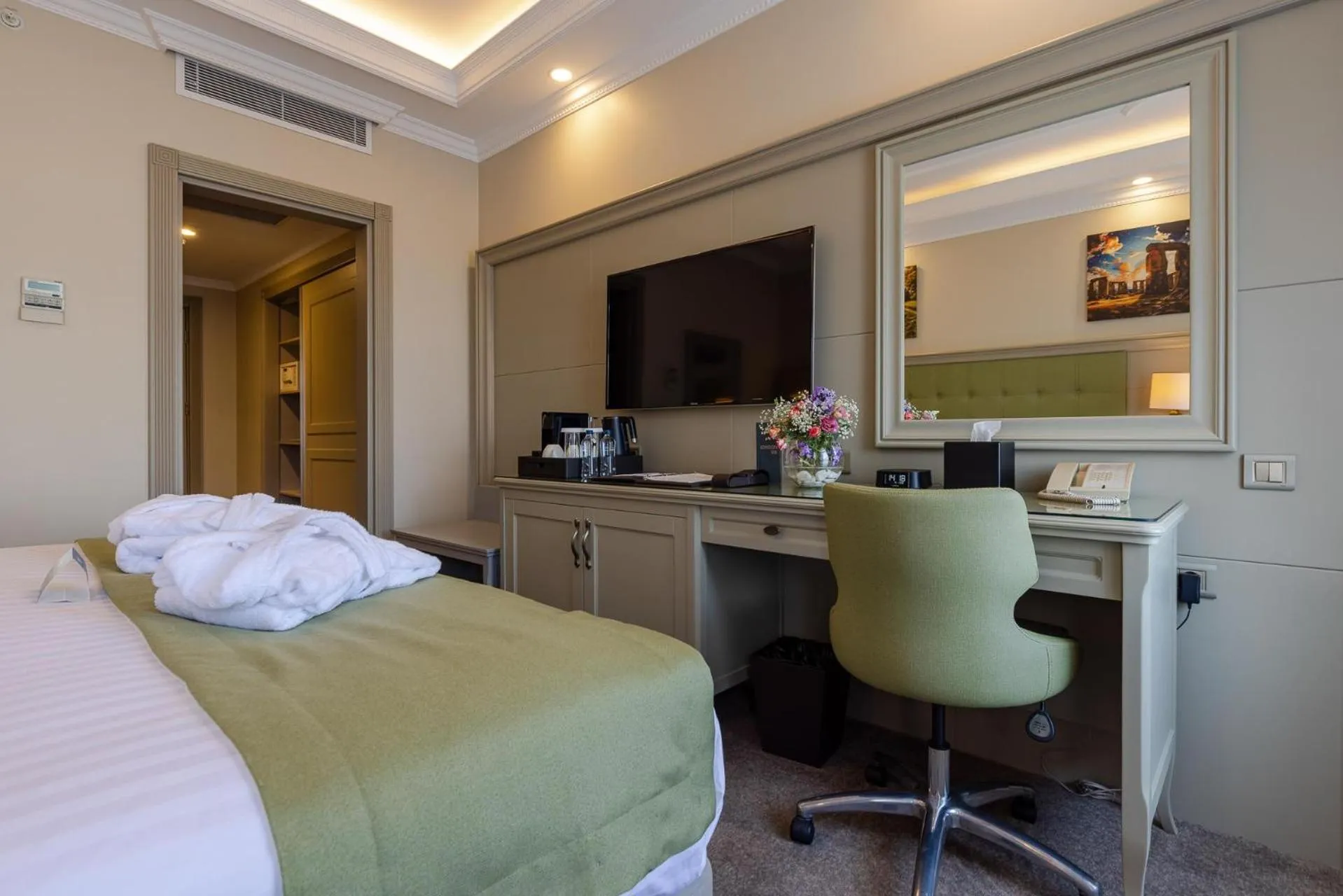 Photo of the whole room, Bed in Hotel London 1889 & Casino