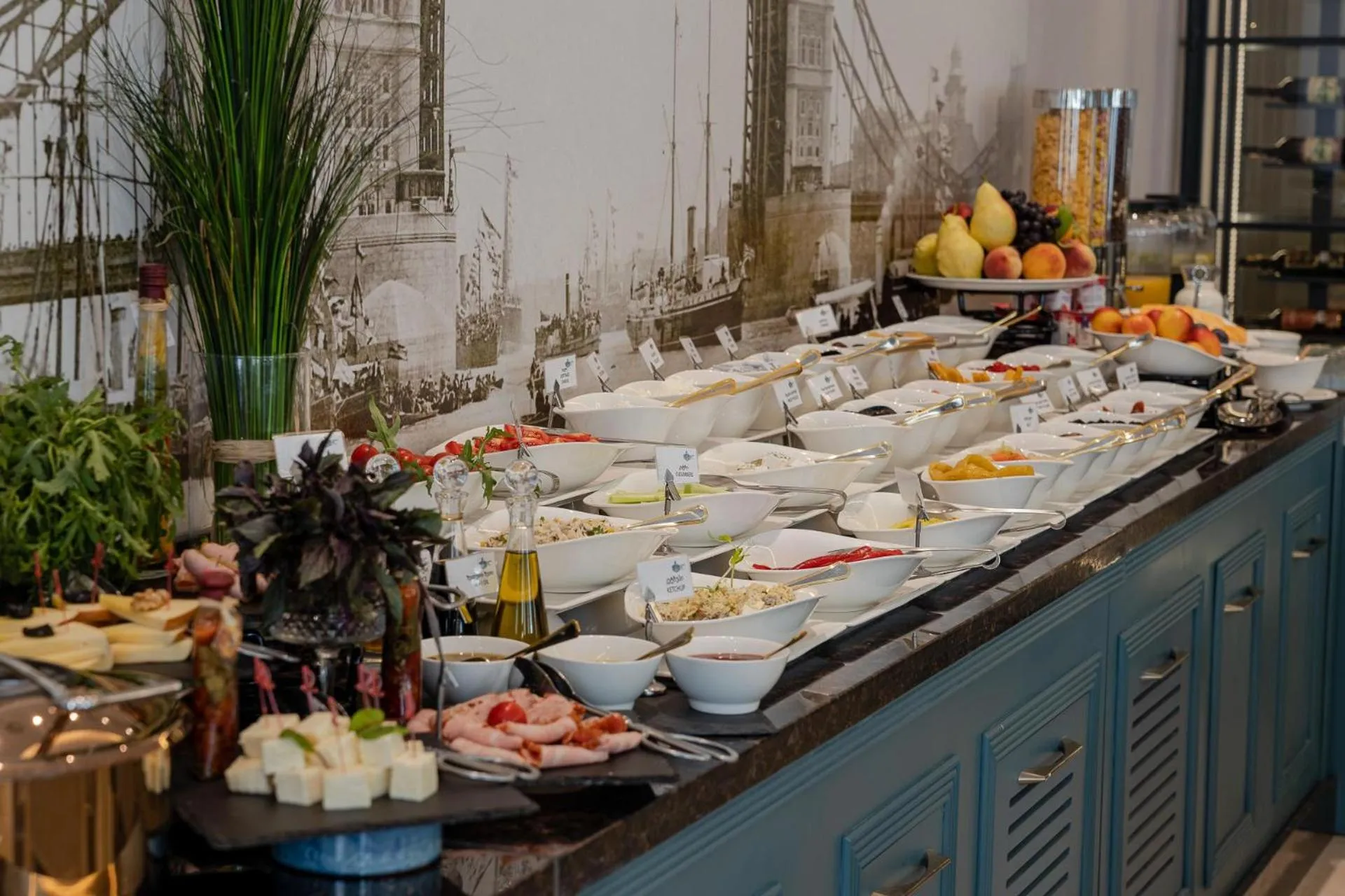 Restaurant/places to eat in Hotel London 1889 & Casino