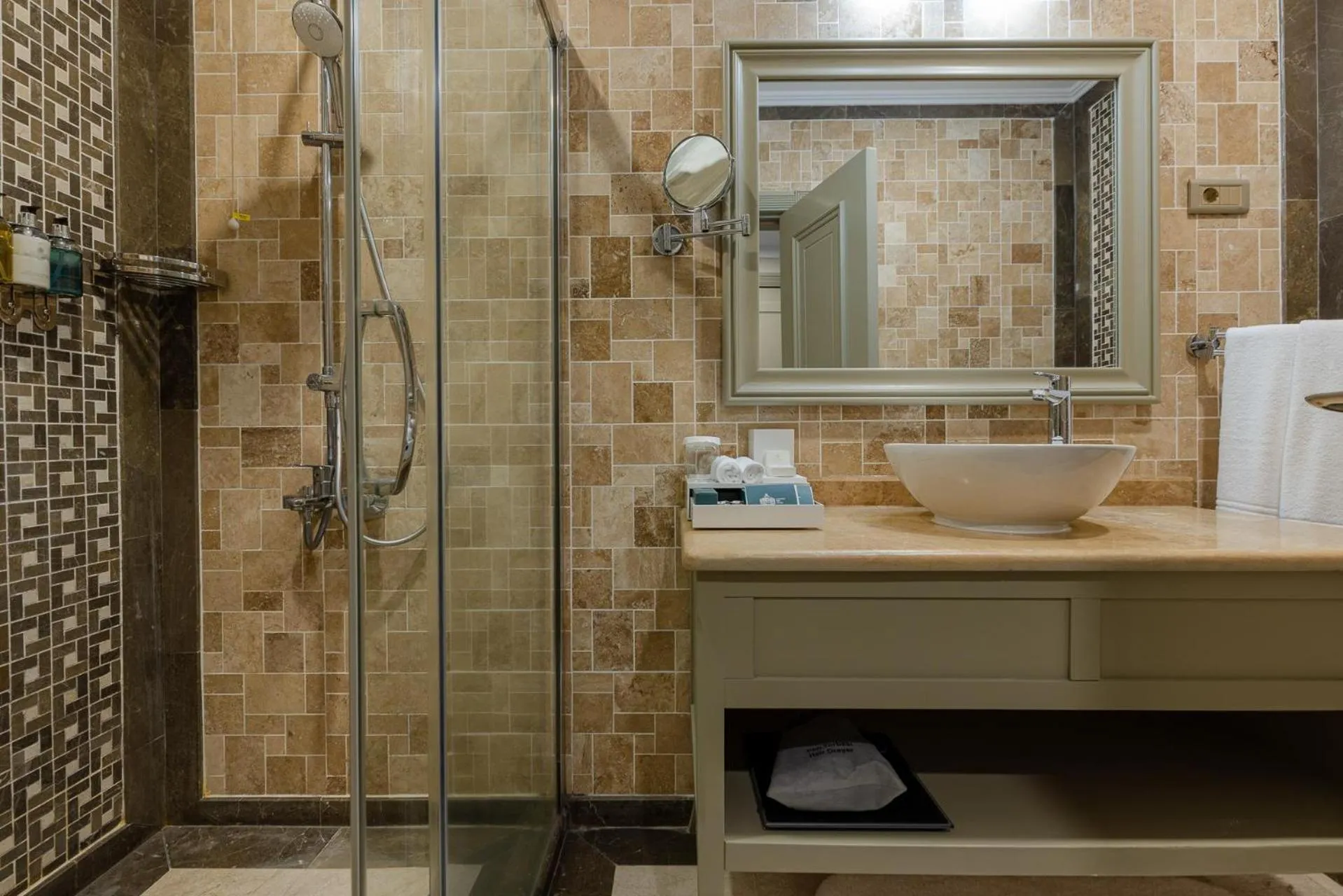 Bathroom in Hotel London 1889 & Casino