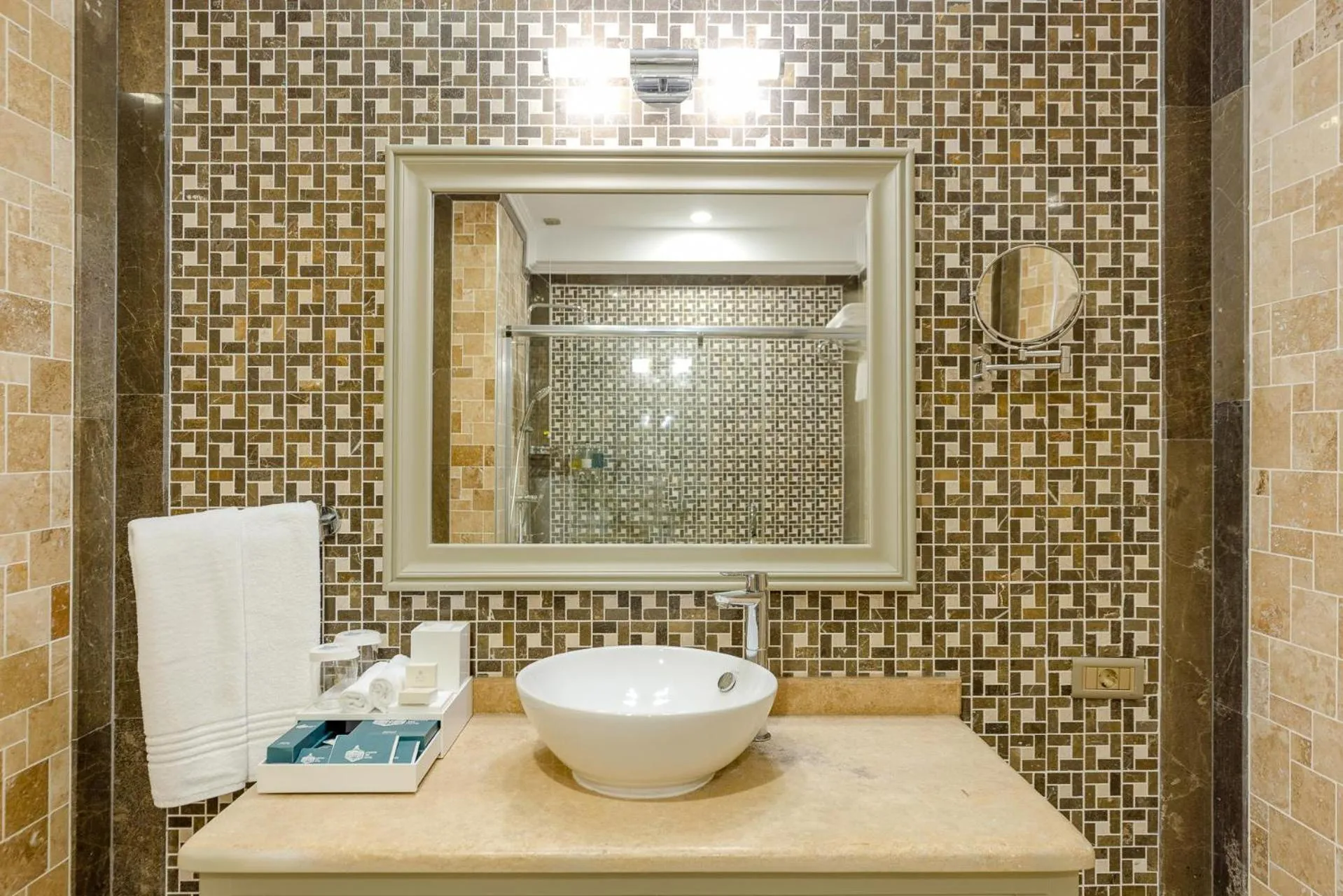 Bathroom in Hotel London 1889 & Casino