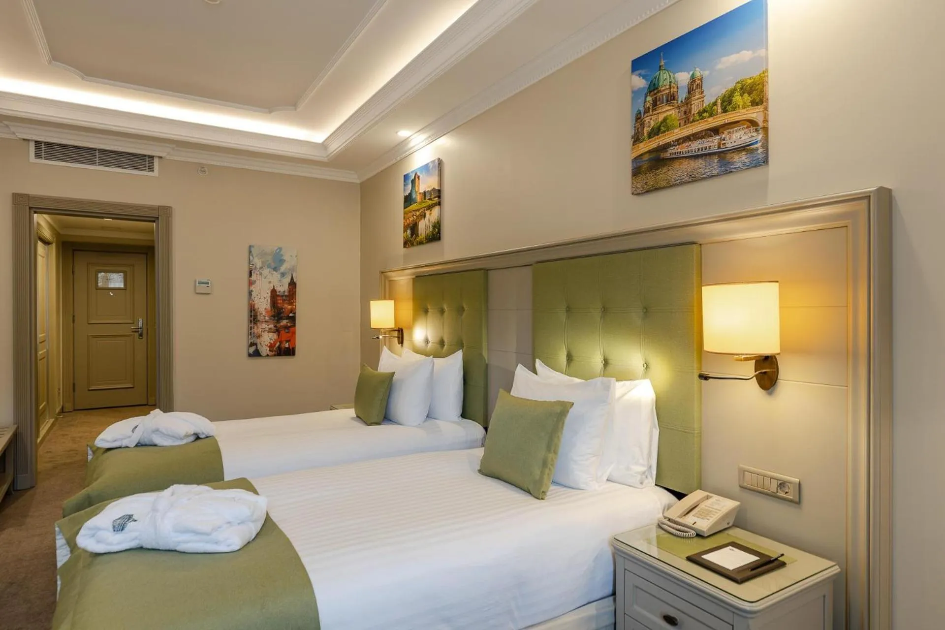 Photo of the whole room, Bed in Hotel London 1889 & Casino