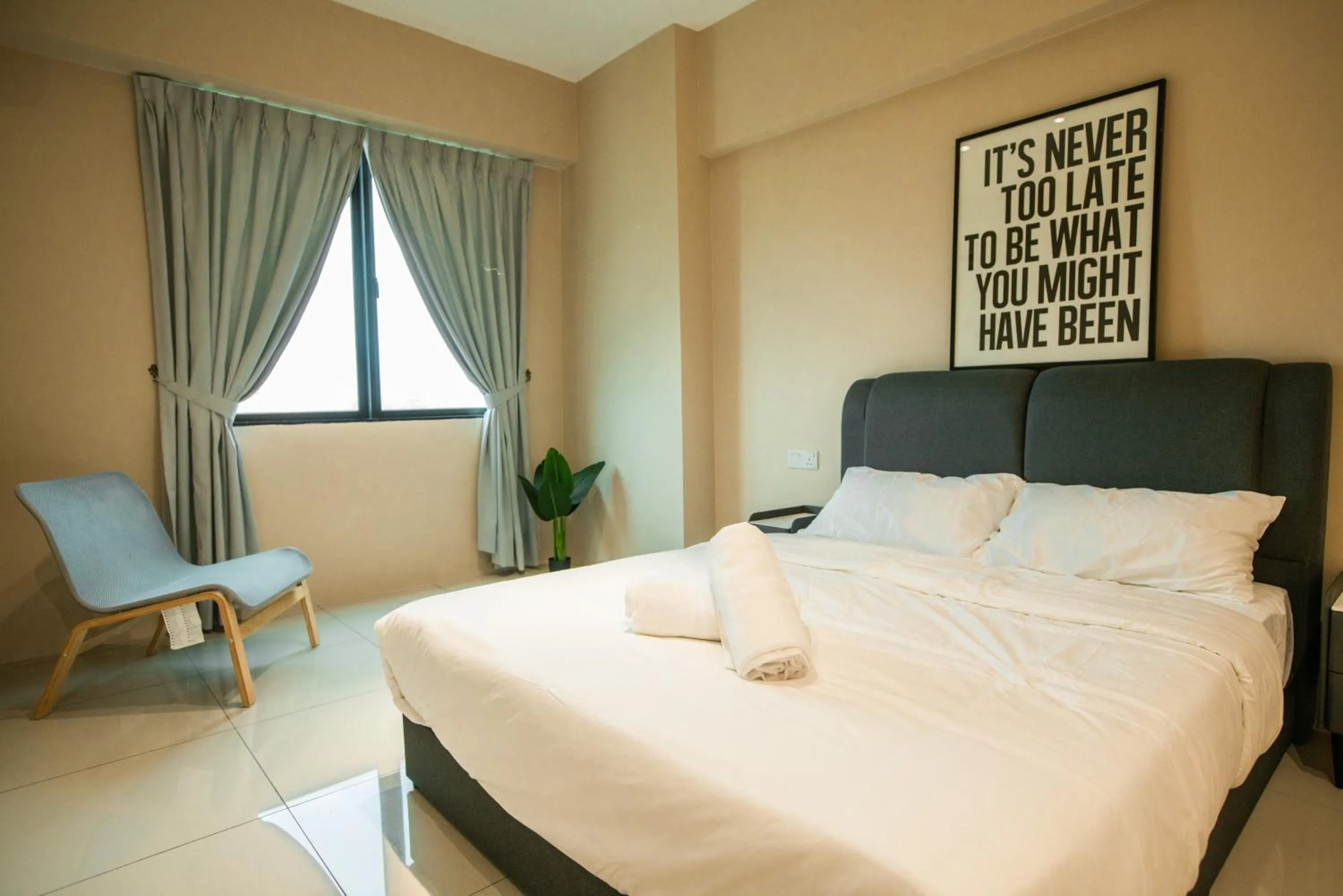 Bed in Cosy City-View Suite in Town