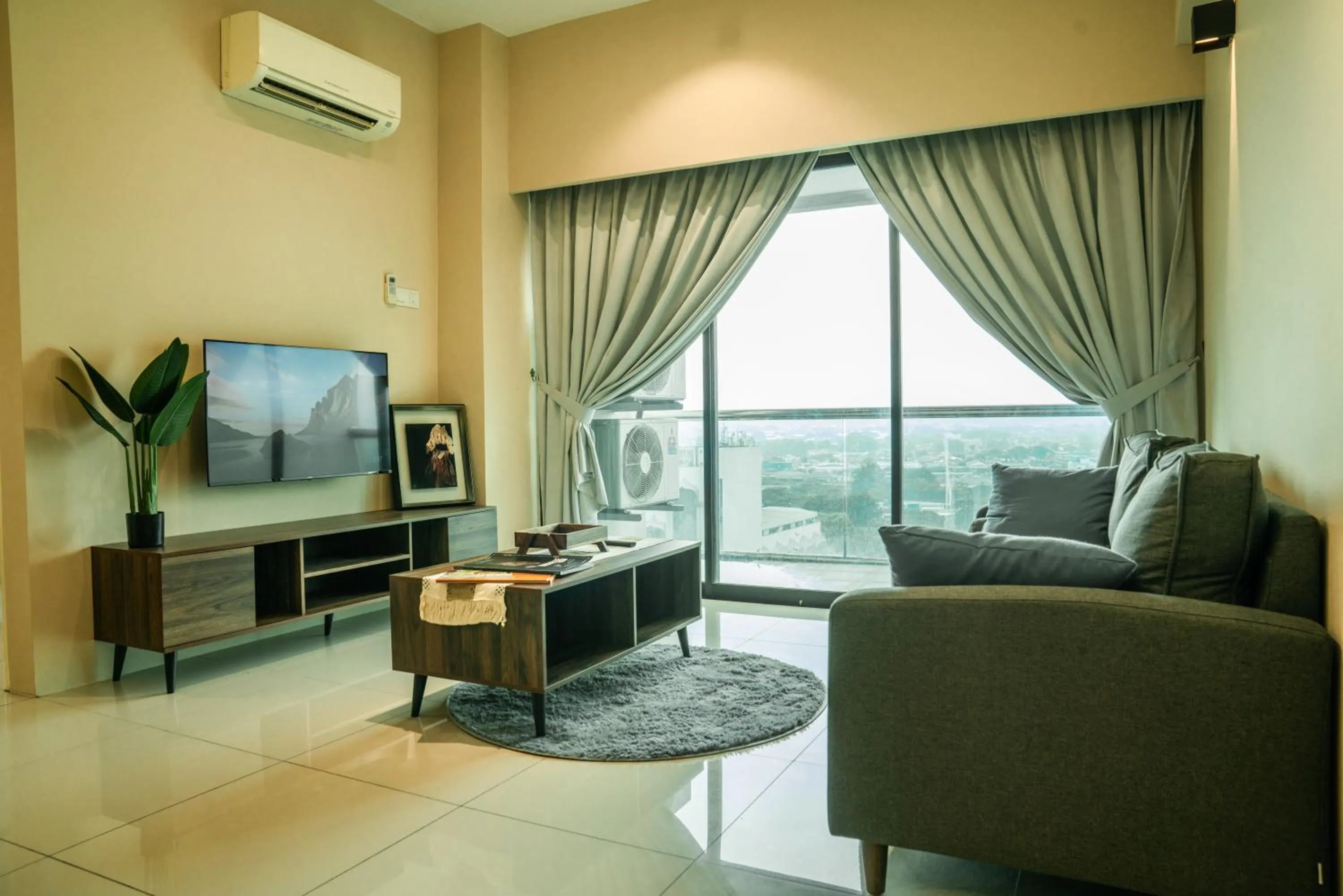 TV and multimedia in Cosy City-View Suite in Town