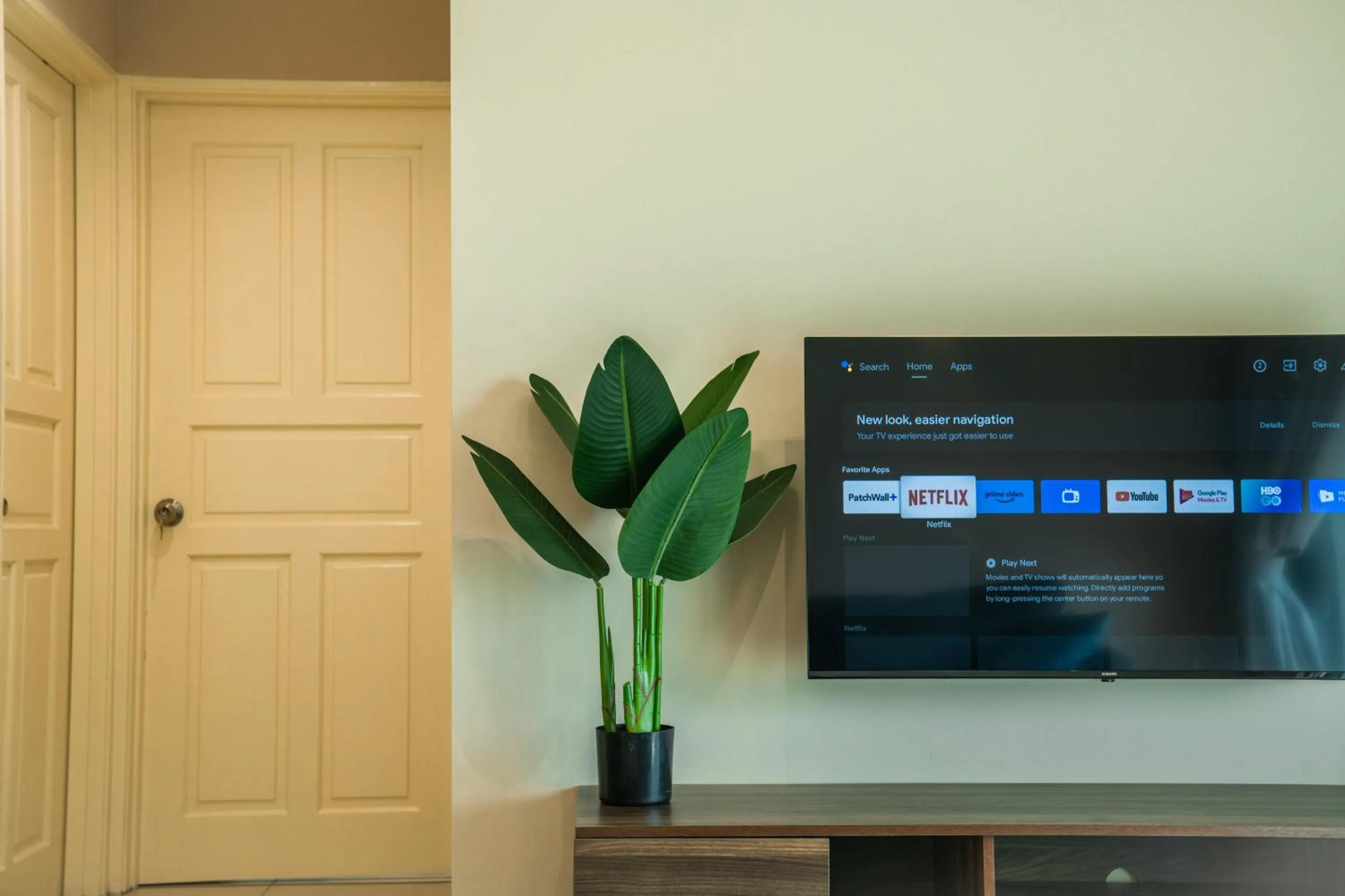 TV and multimedia in Cosy City-View Suite in Town