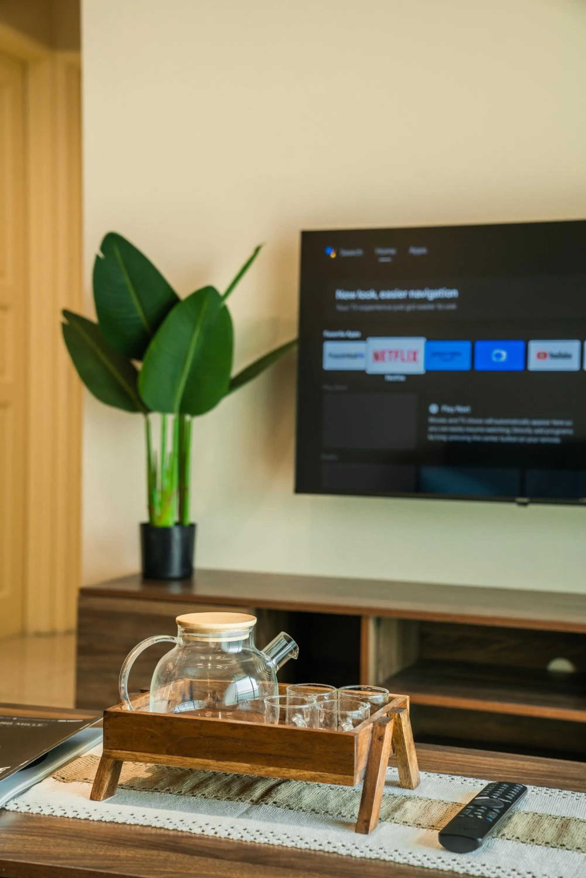 TV and multimedia in Cosy City-View Suite in Town